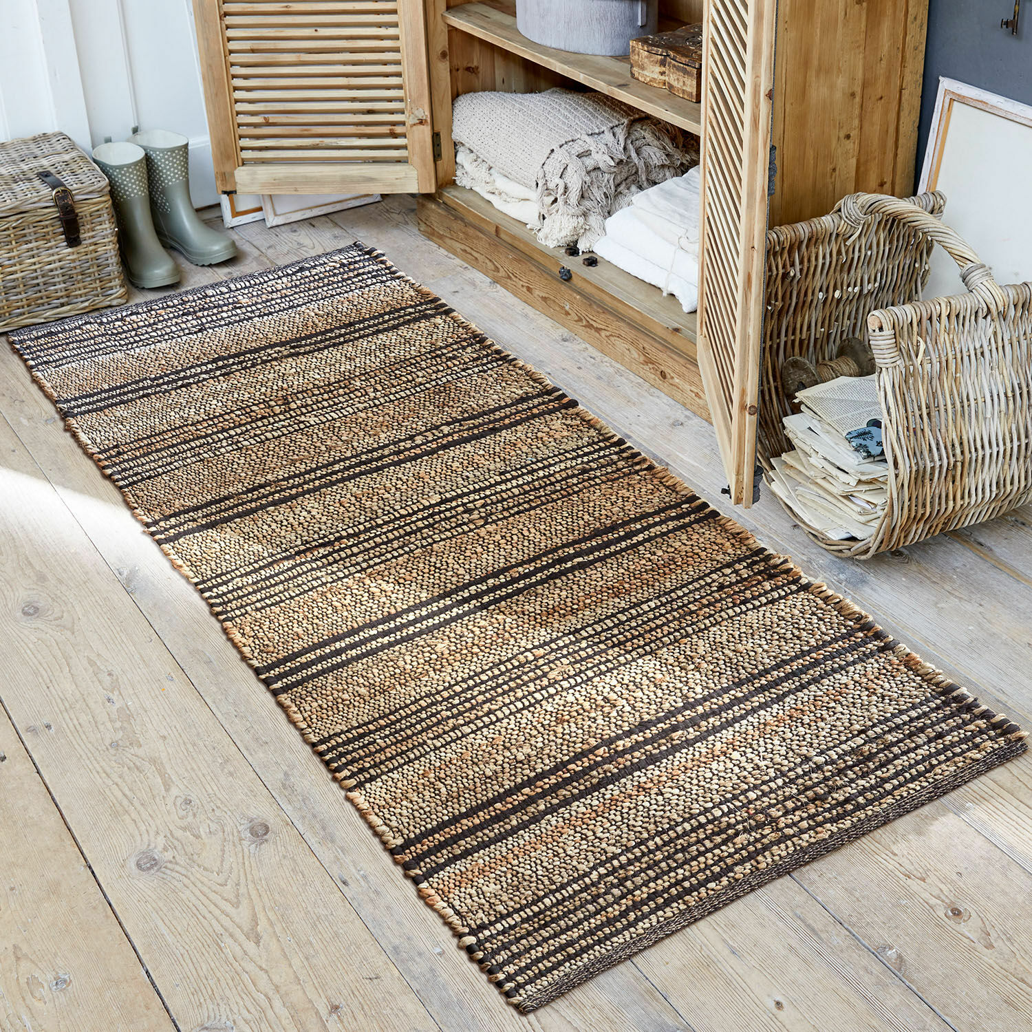 Tapis long Lantenot Tapis en jute naturelle à rayures marron et beige posé sur un sol en bois clair, décoration intérieure