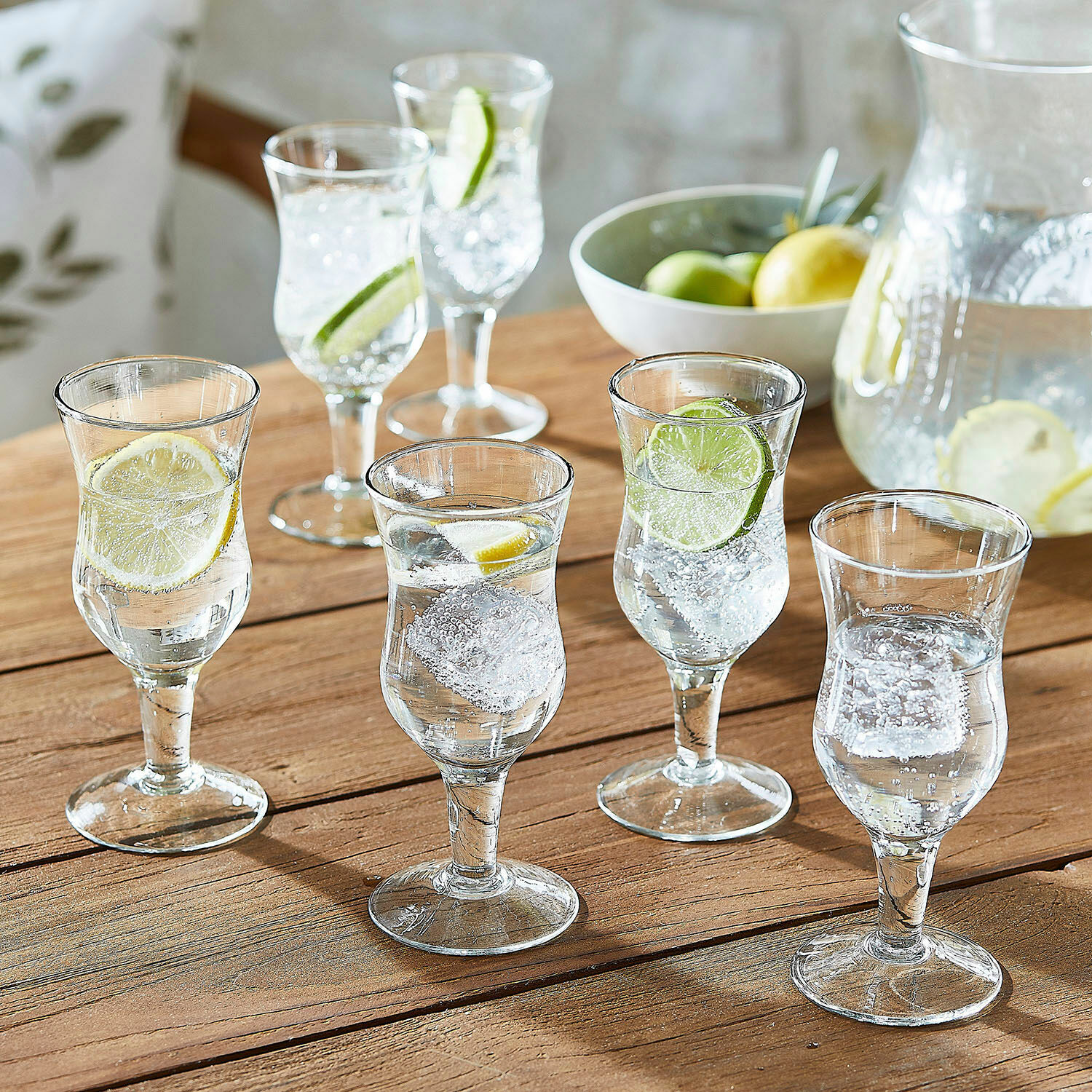 Glas set van 6 Gaëtane Set van zes heldere glazen met water, ijs en citroenschijfjes op houten tafel