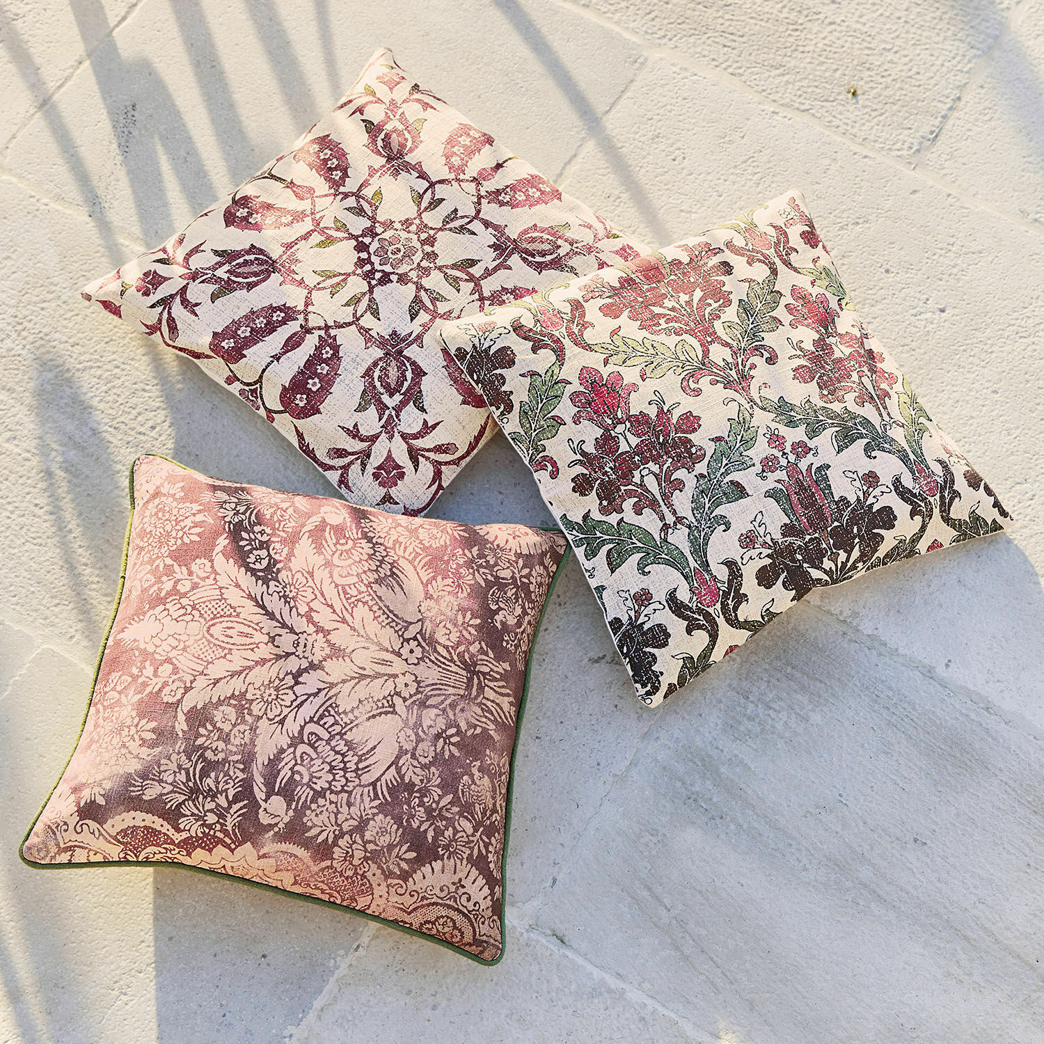 Kussenhoes set van 3 Camden Drie decoratieve katoenen kussens met bloemenpatronen in roze en groen tinten op lichte achtergrond