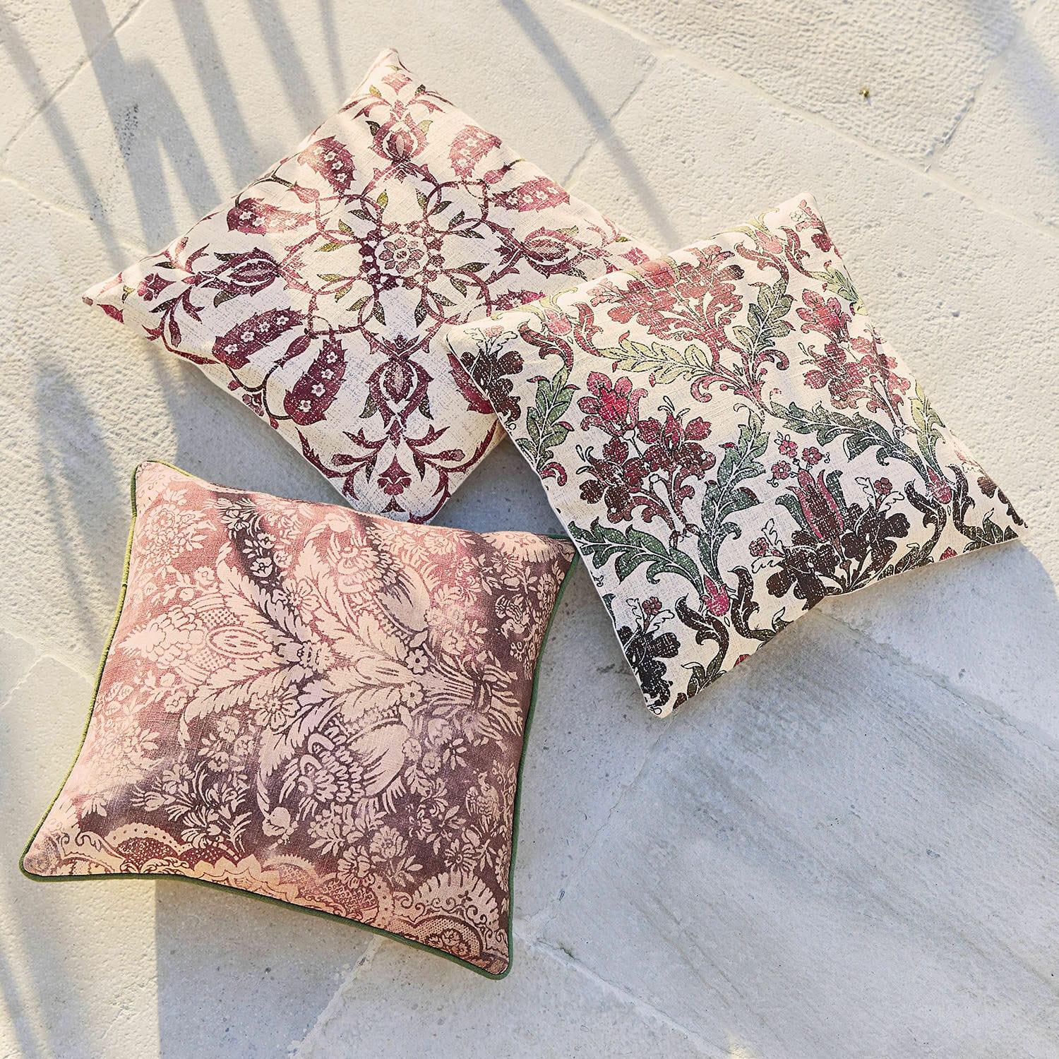 Kussenhoes set van 3 Camden Drie decoratieve katoenen kussens met bloemenpatronen in roze en groen tinten op lichte achtergrond