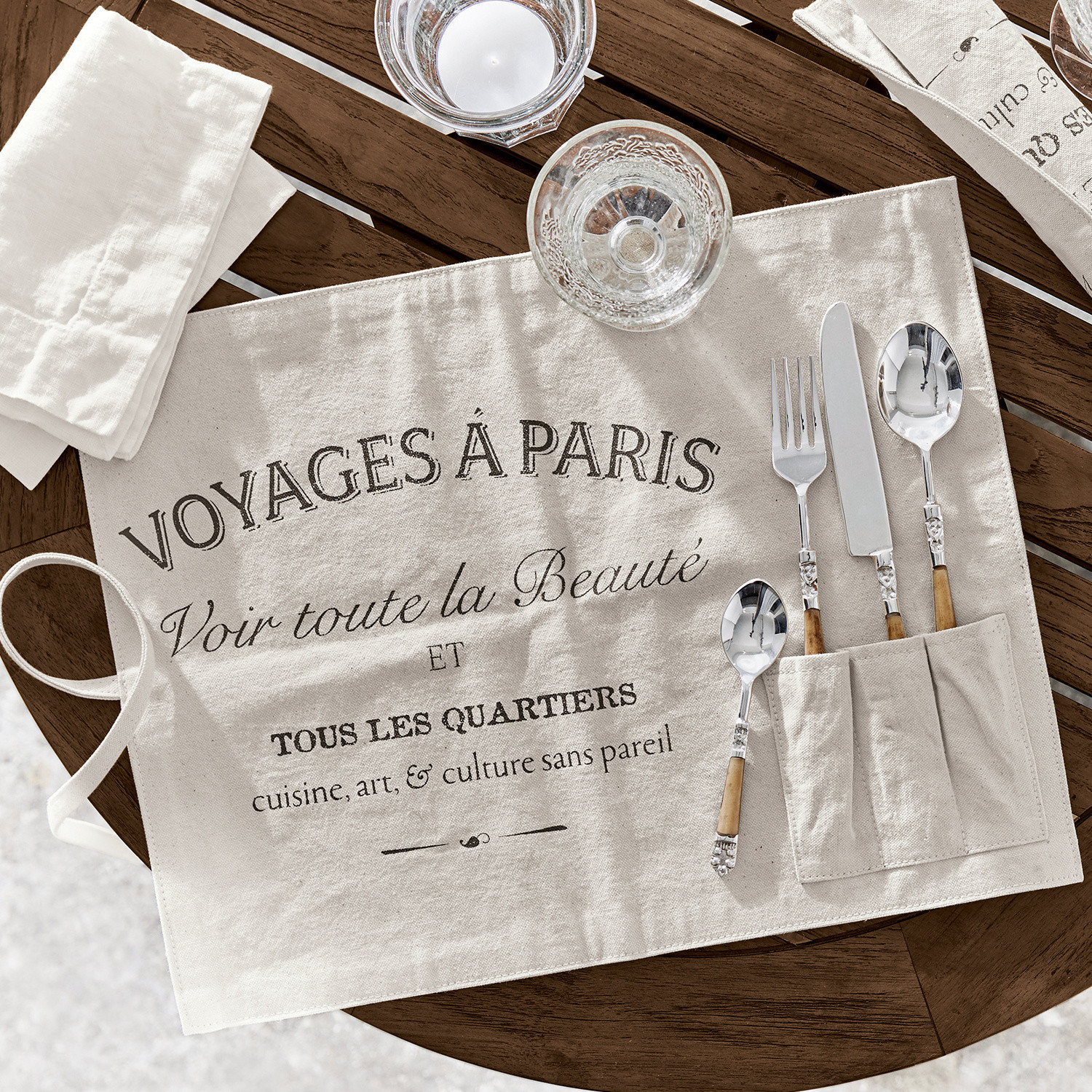 Placemat set van 2 Voyage Beige linnen tafelkleed met Franse opdruk en bestekzakken op houten tafel