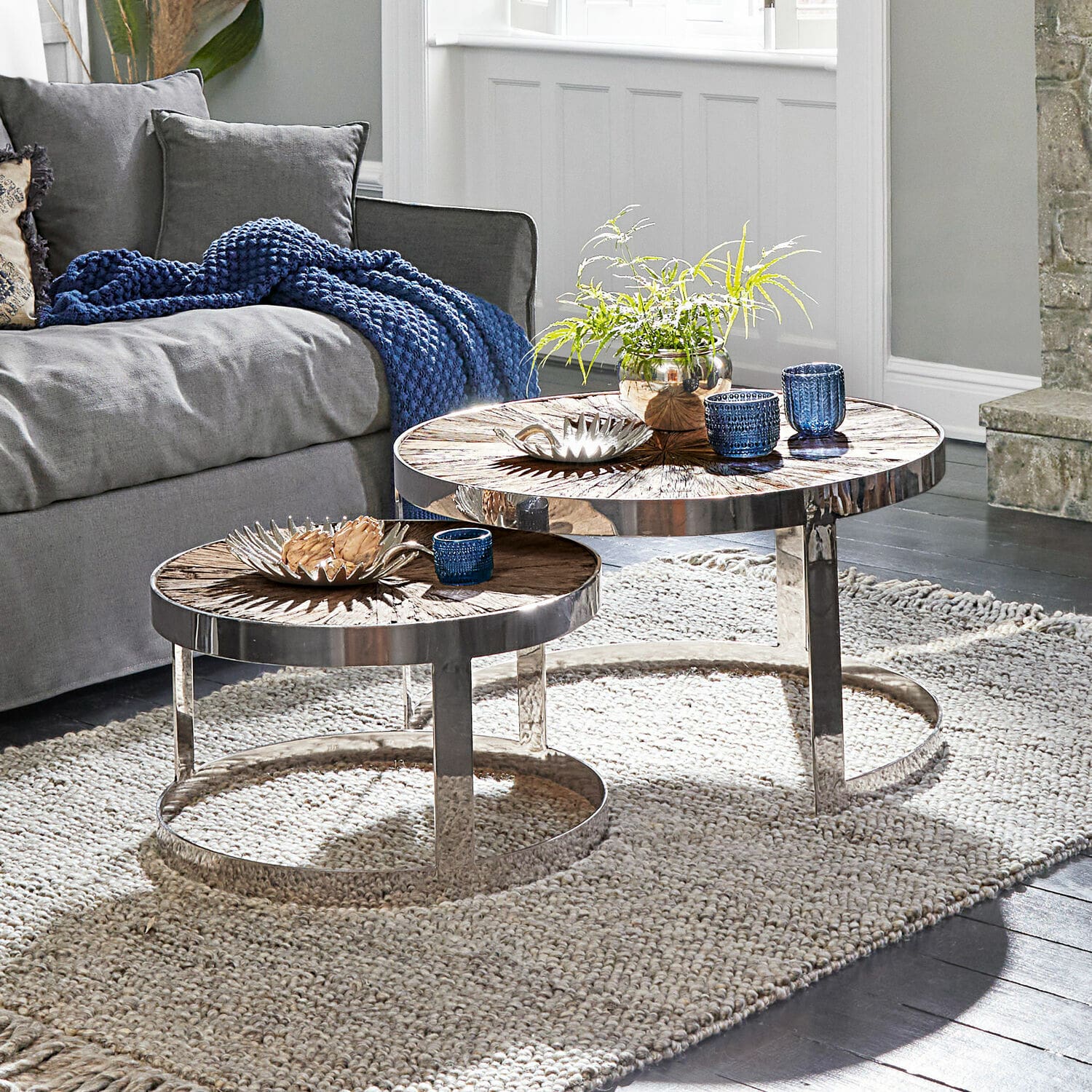 Salontafel set van 2 Houghton Set van twee ronde salontafels met metalen frames en houten bladen in woonkamer