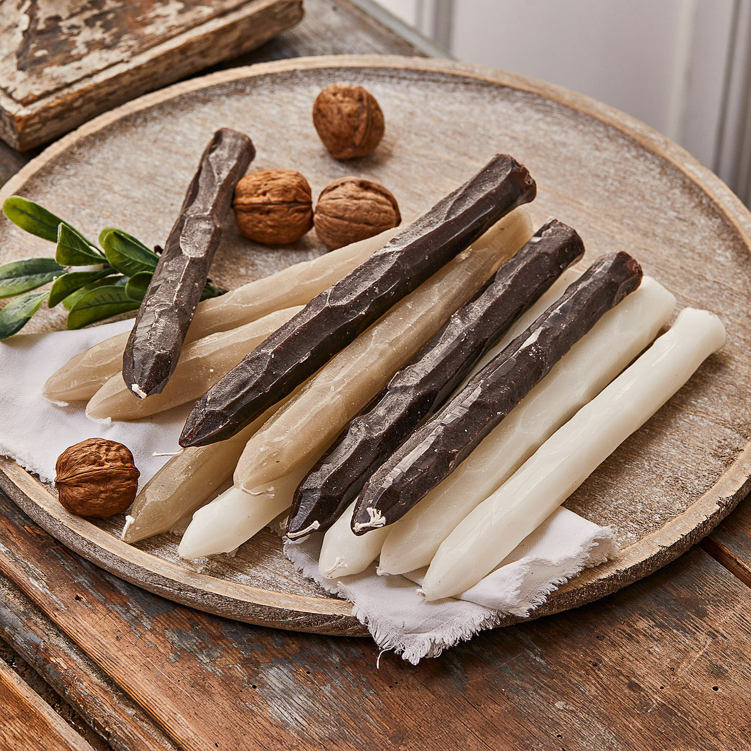 Kaars set van 12 Savineau Set tafellampen in wit, beige en bruin op houten dienblad met decoratieve noten