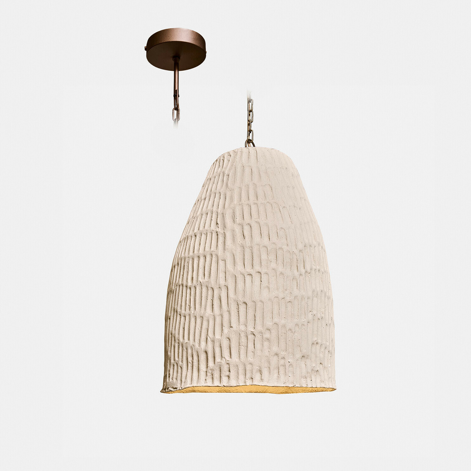 Suspension en matériau texturé blanc avec support métallique, éclairage moderne pour intérieur élégant
