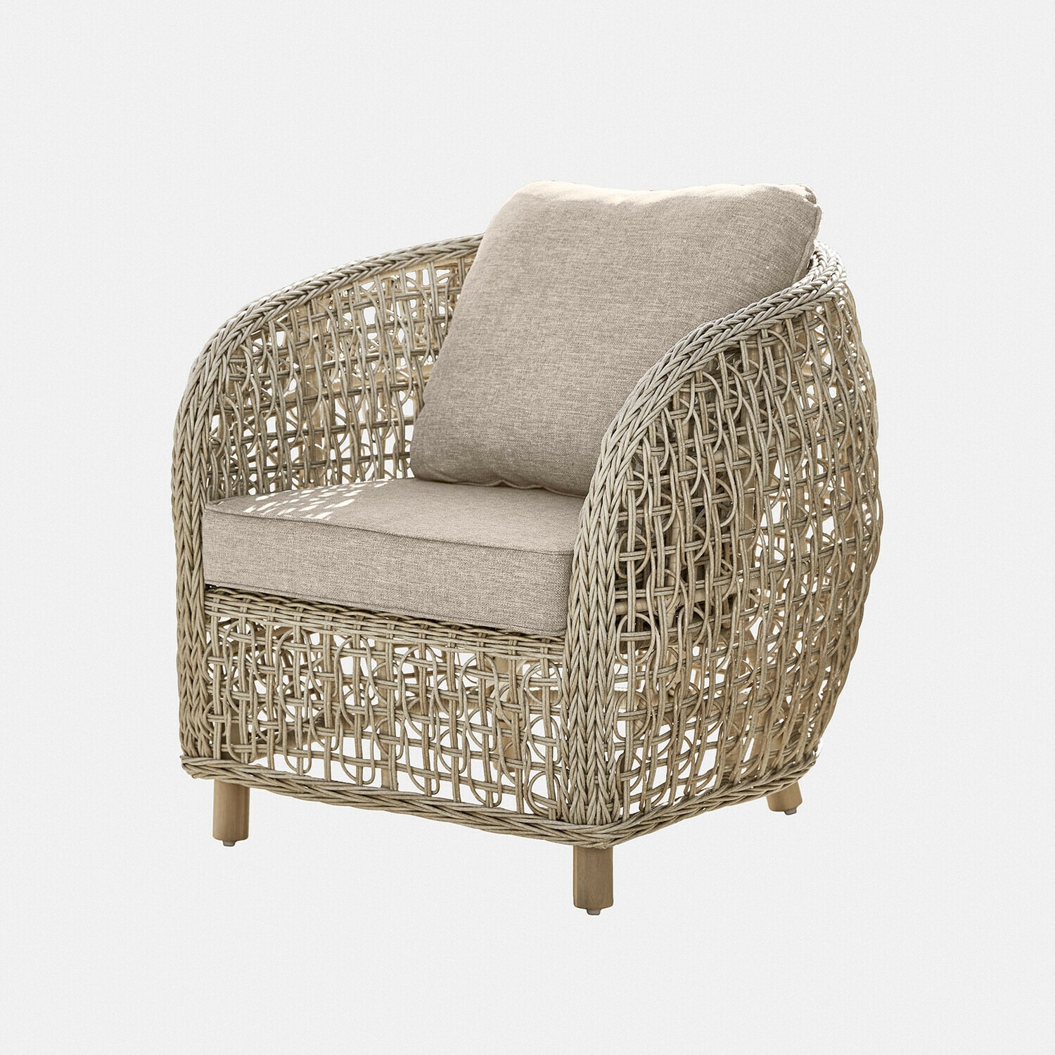 Fauteuil en rotin beige avec coussins moelleux, parfait pour un salon confortable