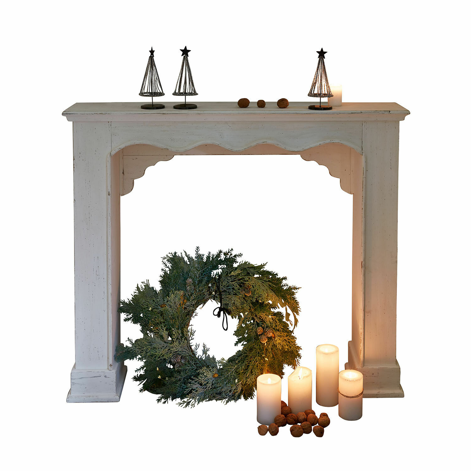 Manteau de cheminée Claybourne Portail de cheminée en bois blanc avec couronne décorative et bougies pour décoration intérieure de Noël