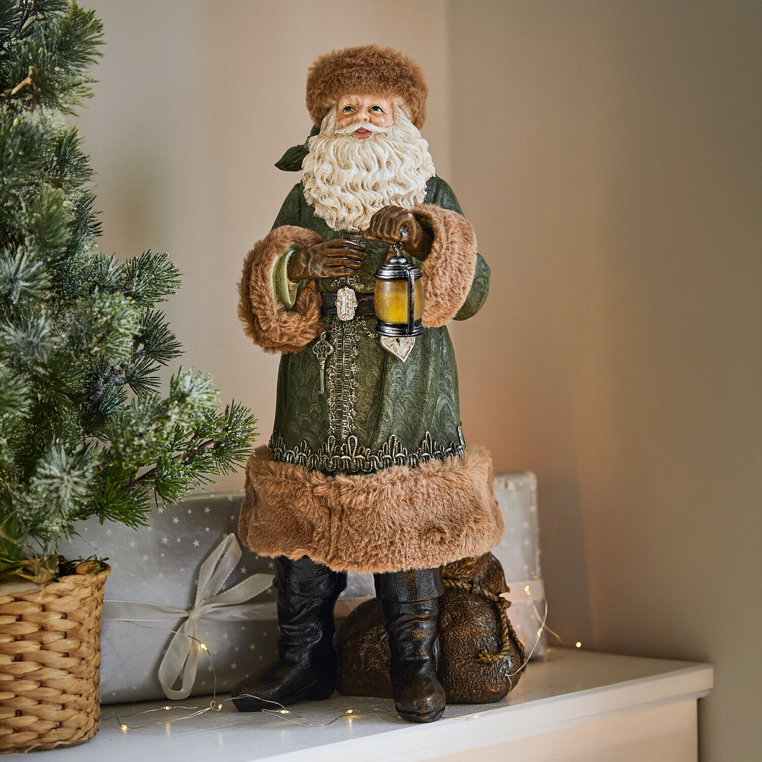 Sierkerstman Eddi Kerstmanfiguur met groene jas en bruine bontafwerking, kerstdecoratie