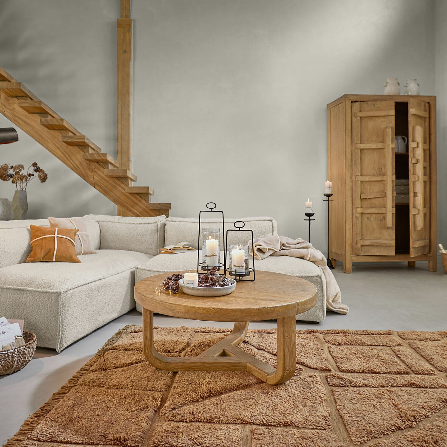 Vloerkleed Volemar Moderne woonkamer met beige bank, ronde houten salontafel en warme bruine vloerkleed voor gezelligheid