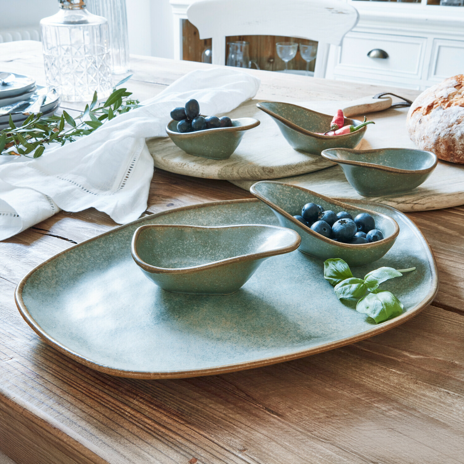 Serveerschaal set van 6 Biarré Set groene keramische schaaltjes en schaal op houten tafel met fruit en brood