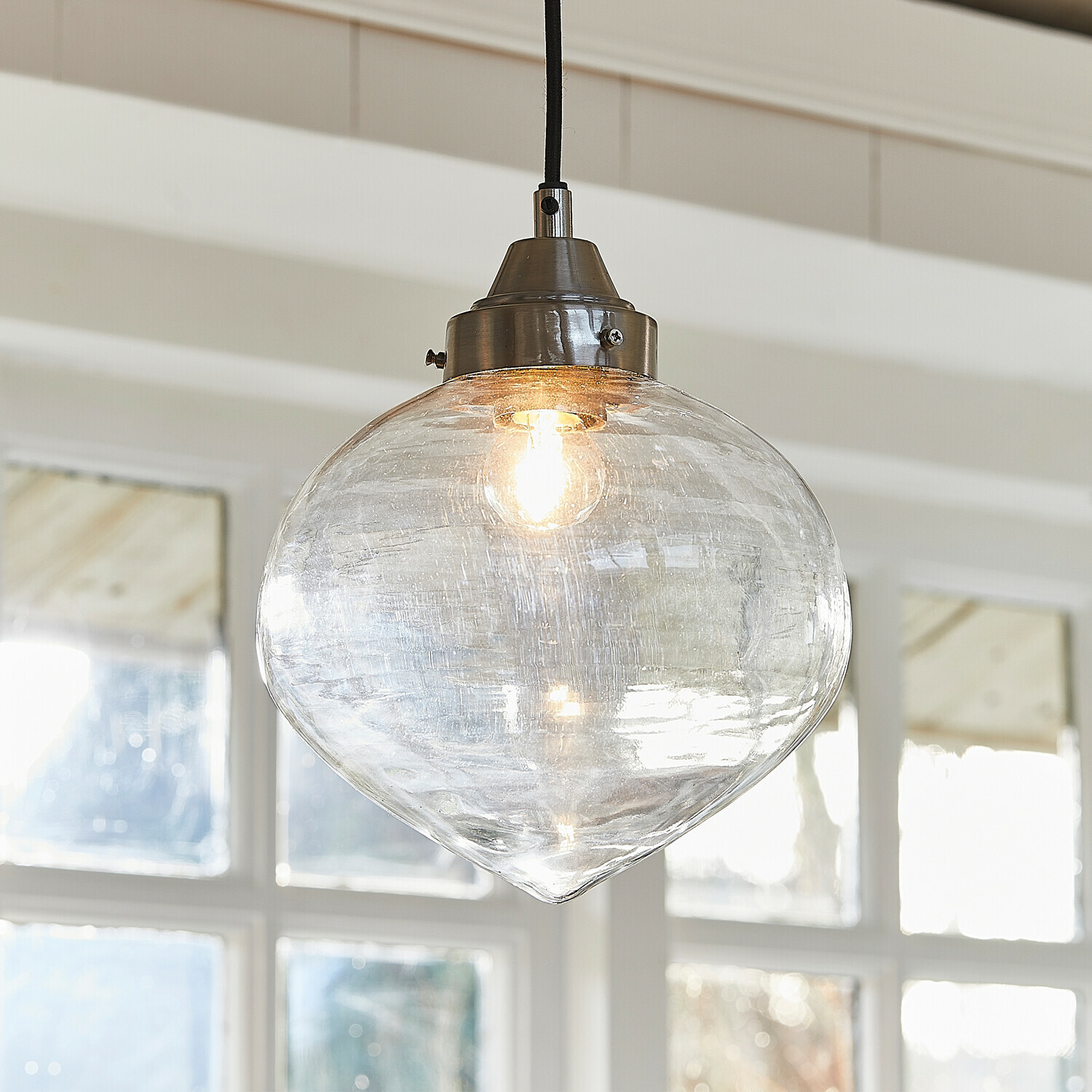 Suspension en verre transparent avec support métallique argenté, éclairage moderne pour salon