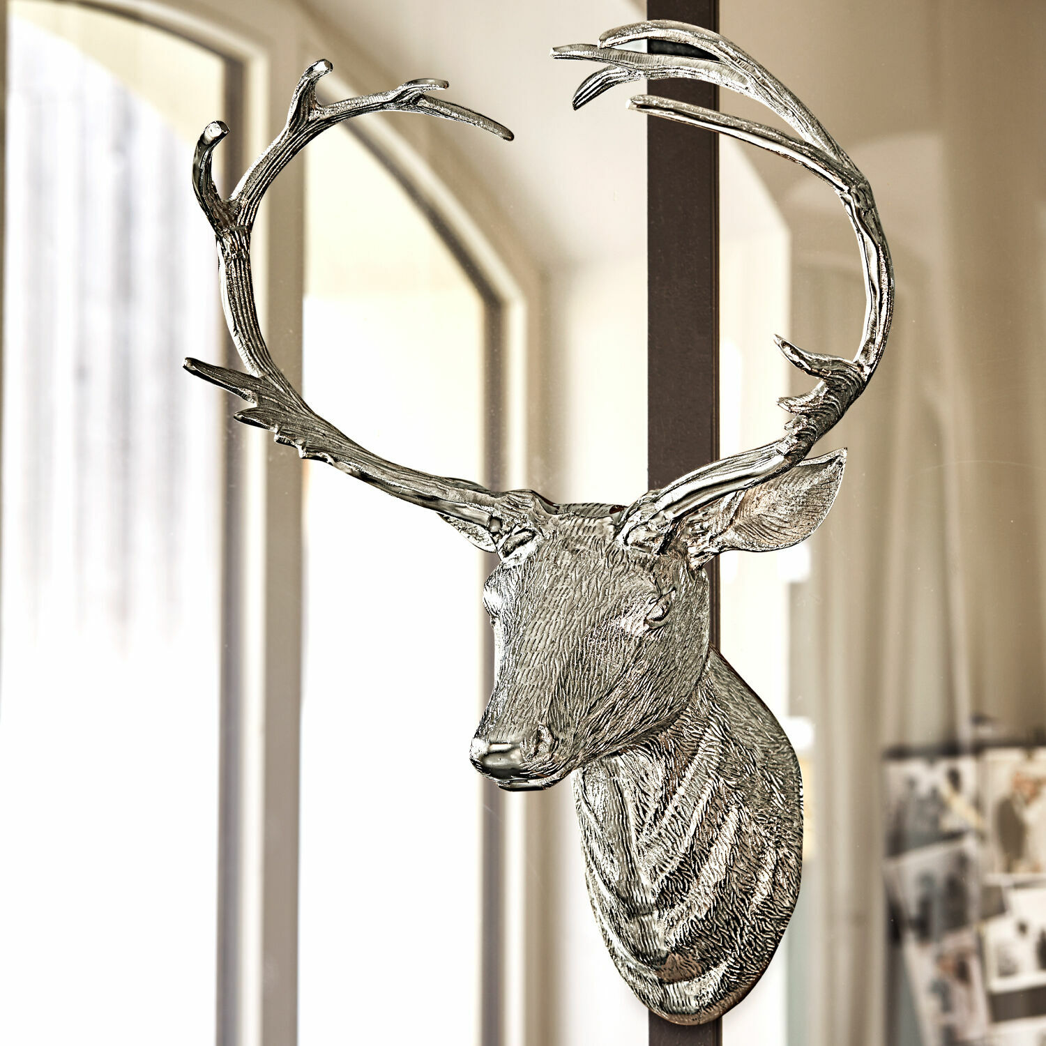 Siergewei Amirak Zilverkleurige metalen wanddecoratie met hertenhoofd en gewei voor modern interieur