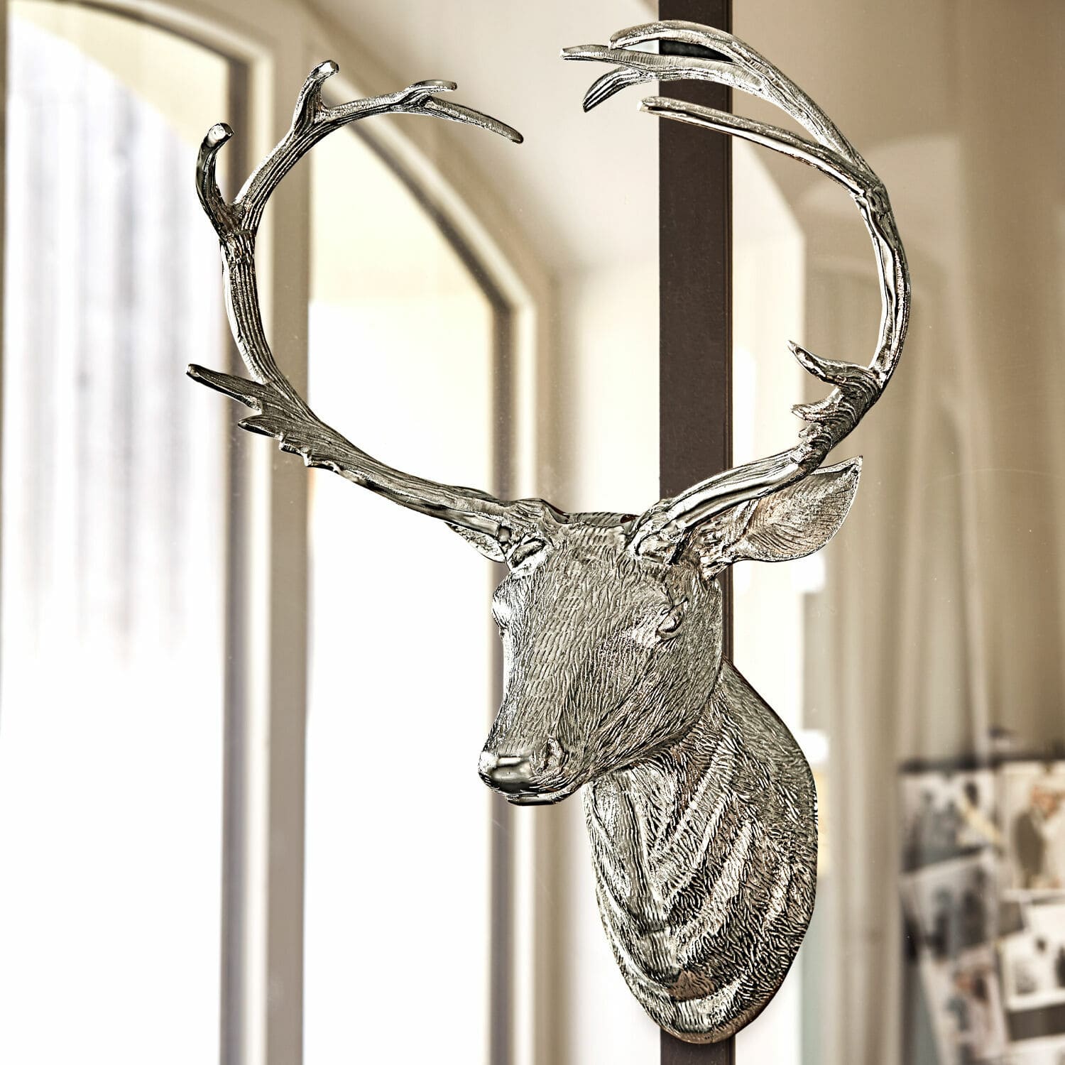 Siergewei Amirak Zilverkleurige metalen wanddecoratie met hertenhoofd en gewei voor modern interieur