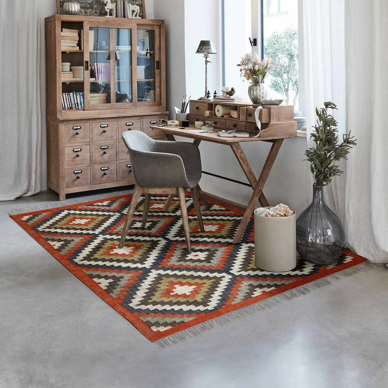 Vloerkleed Dailies Vloerkleed met geometrisch patroon in warme kleuren in moderne werkkamer met houten bureau en kast
