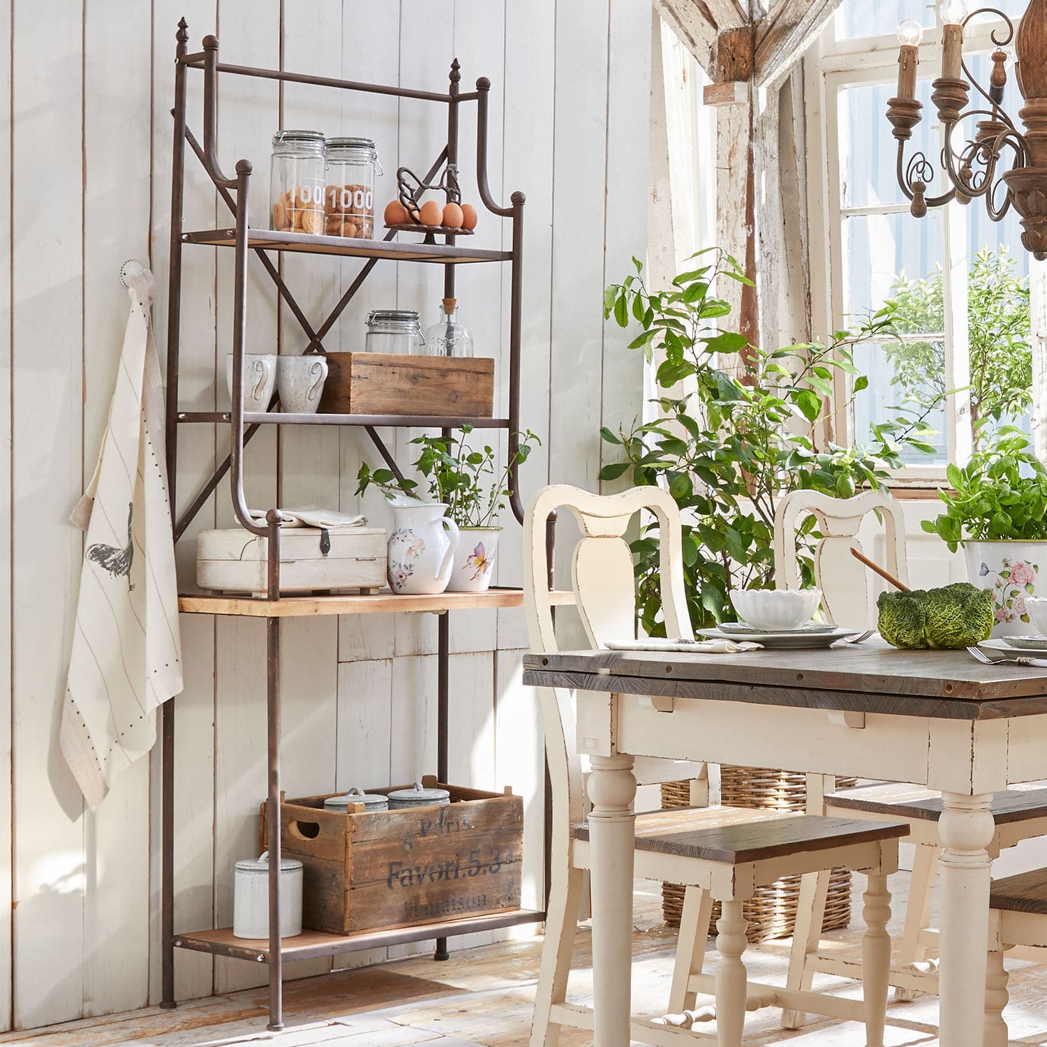 Étagère Newton Étagère rustique en métal avec étagères en bois dans une salle à manger lumineuse avec plantes et décorations