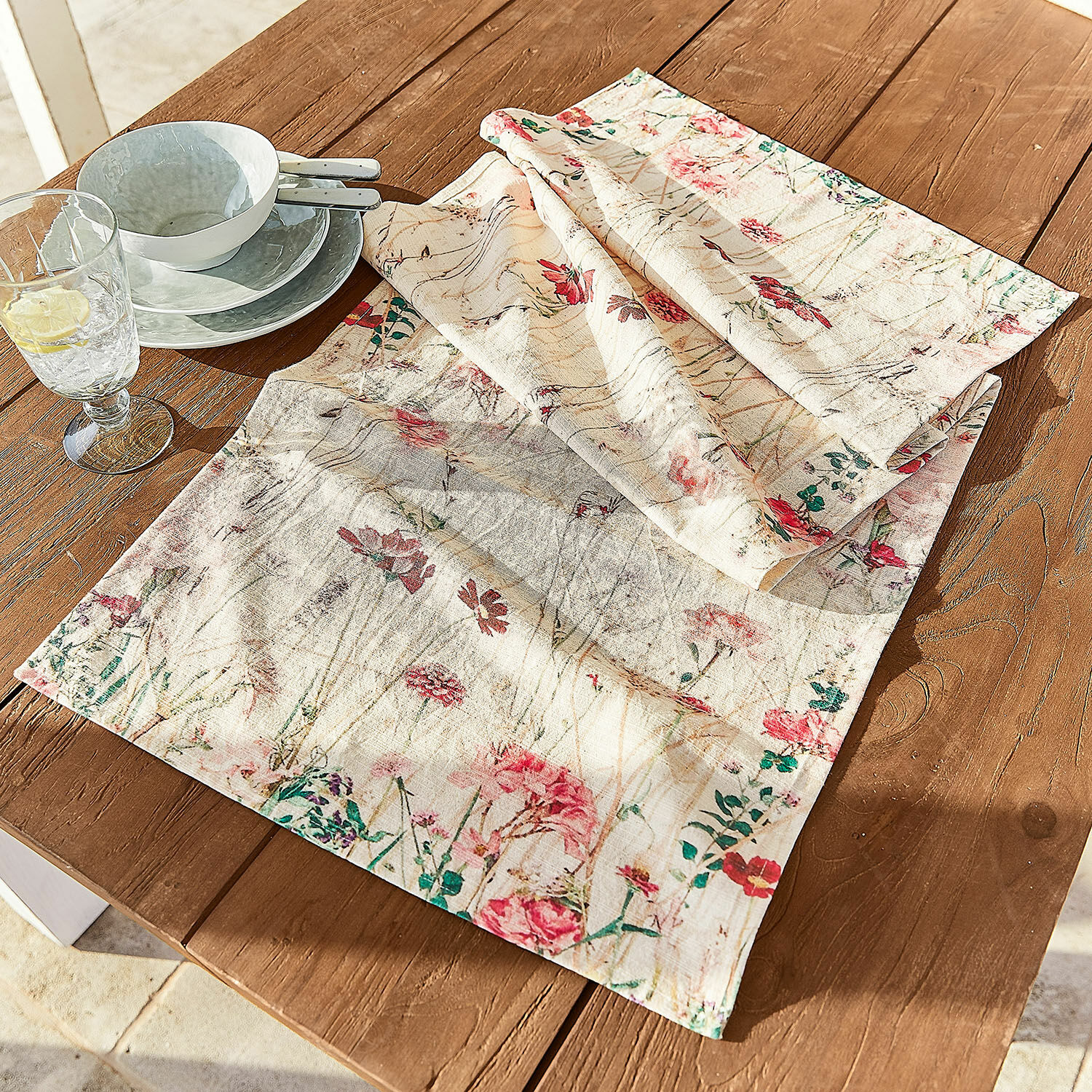 Chemin de table Briovene Nappe en lin crème avec motif floral sur table en bois pour décoration de table élégante