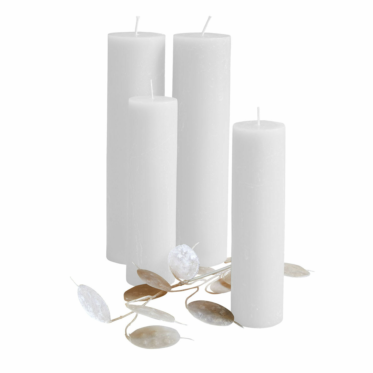 Kaars set van 4 Avinal Set van vier witte stompkaarsen met decoratieve doorschijnende bladeren op witte achtergrond