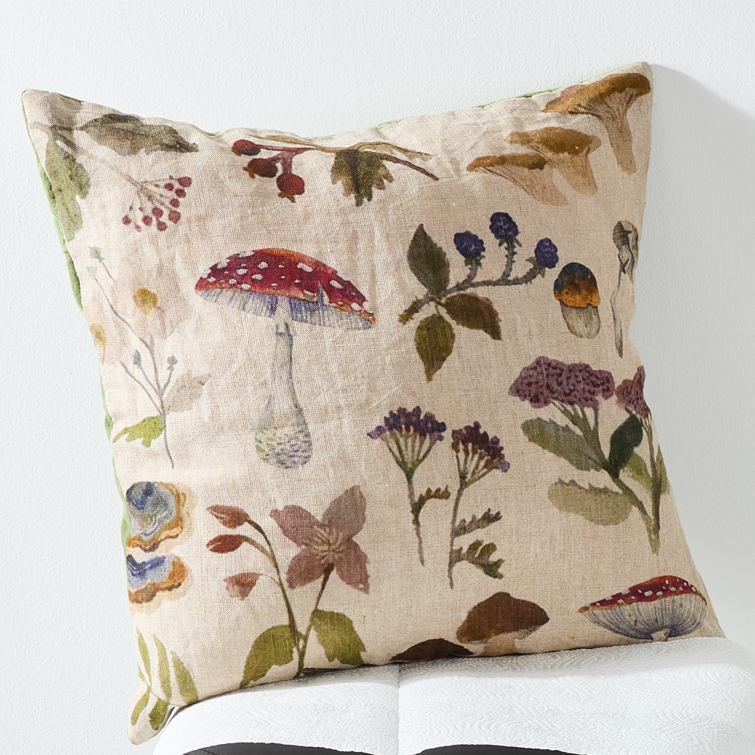 Linnen sierkussen met paddenstoelen- en bloemenprint in natuurlijke kleuren voor woondecoratie