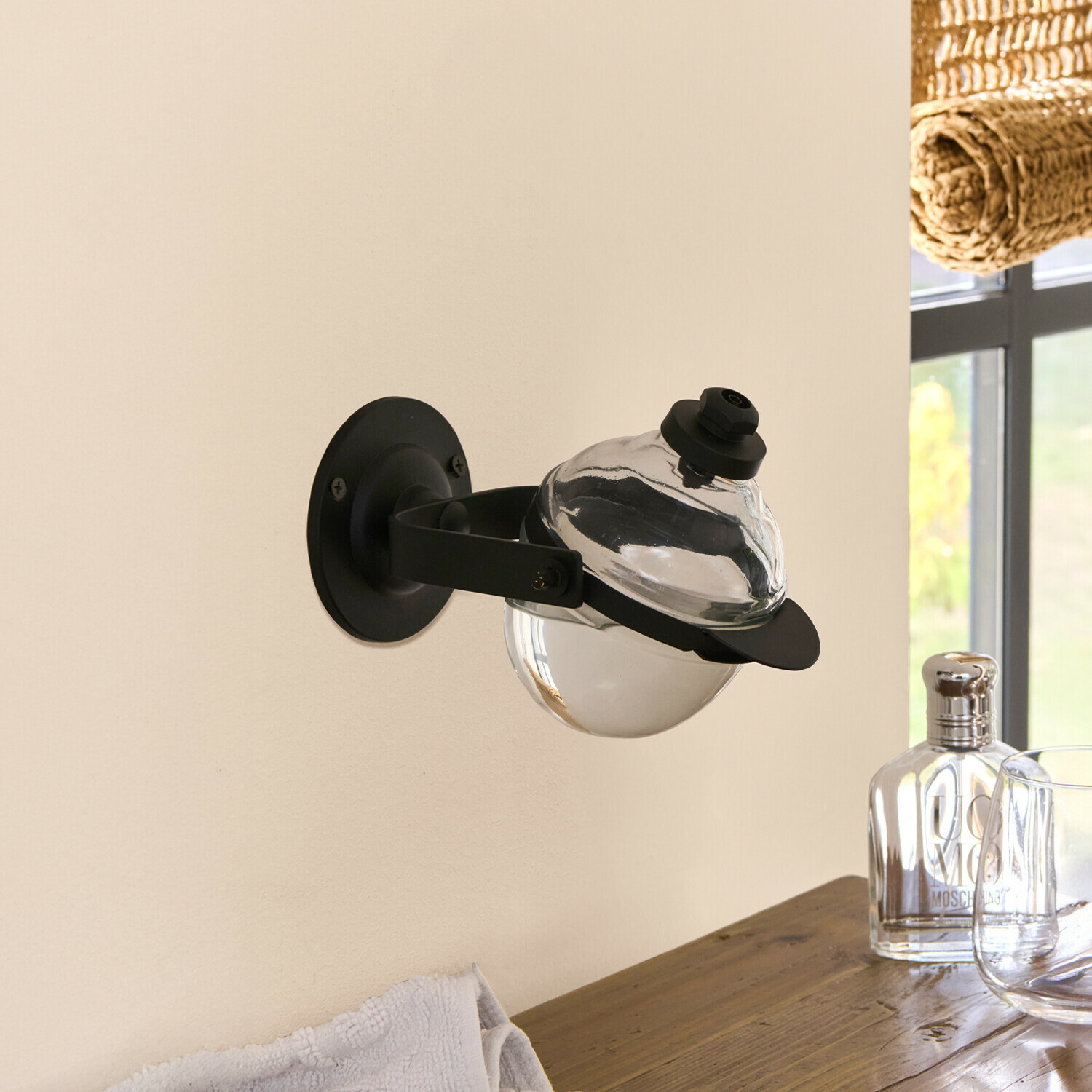 Zeeptuimelaar Bailey Zwarte metalen wandhouder met doorzichtige glazen zeepdispenser voor badkamer