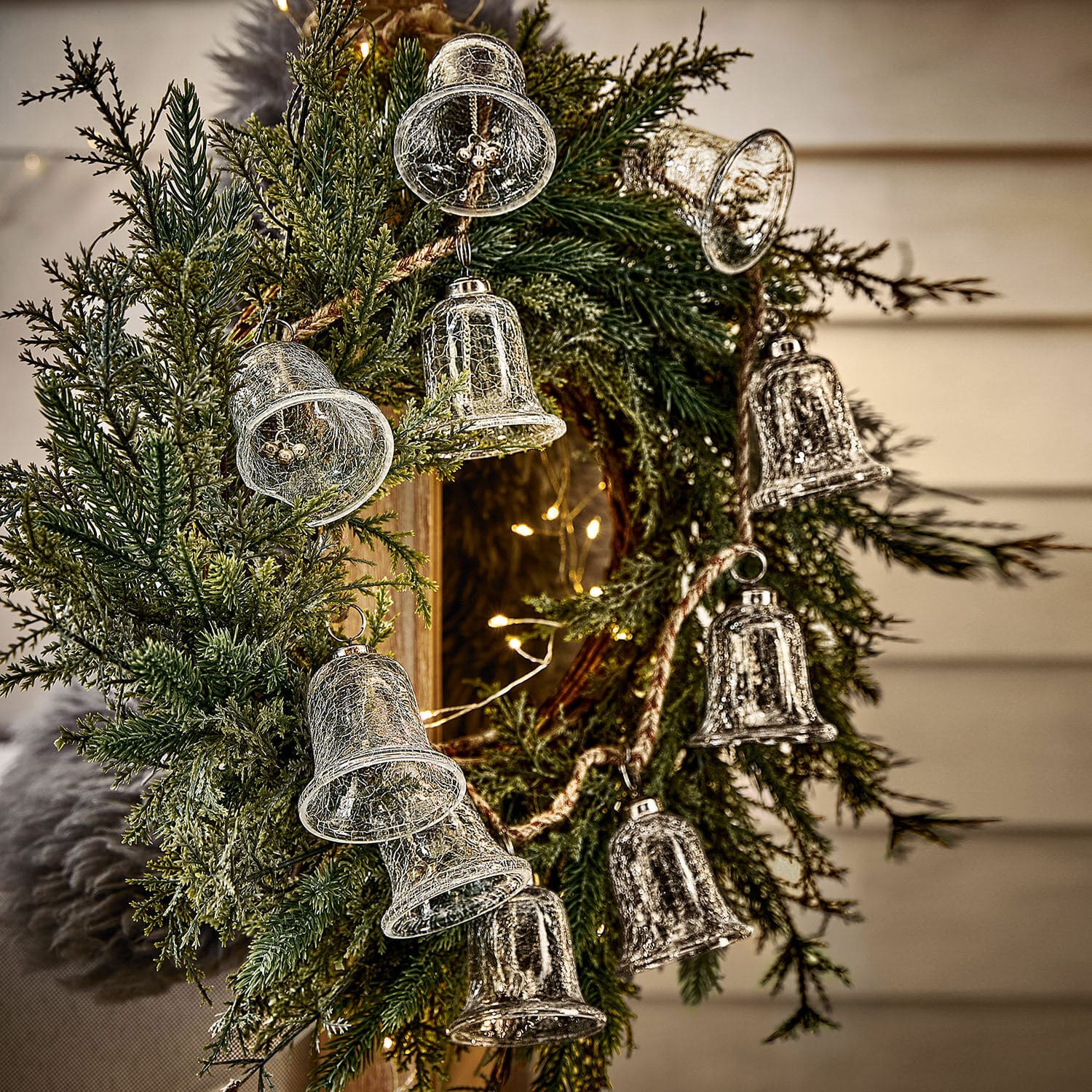 Guirlande Bells Guirlande de Noël avec branches vertes et cloches en verre transparent pour décoration intérieure