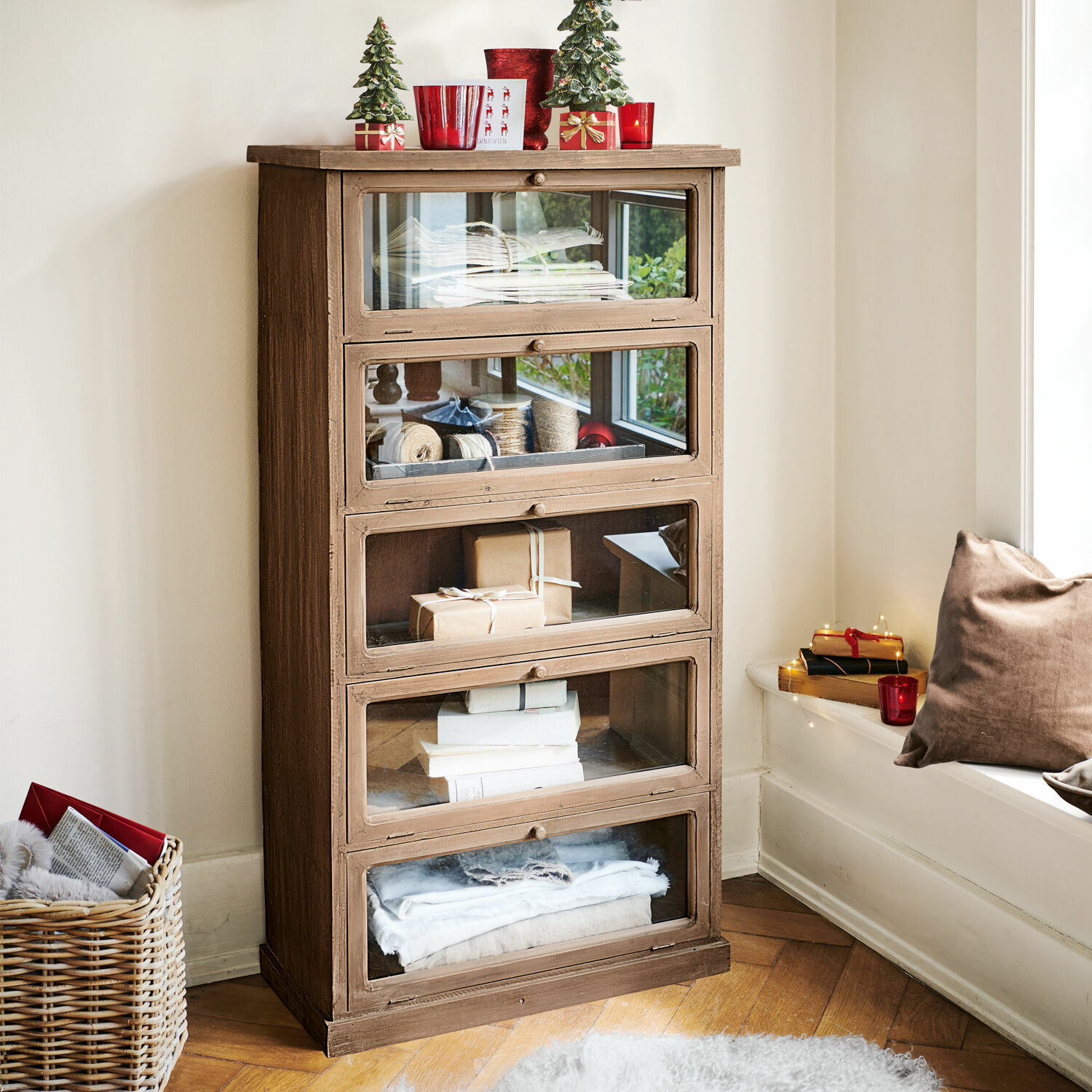 Commode Houghton Armoire en bois marron avec cinq tiroirs vitrés, décorations de Noël et livres à l'intérieur
