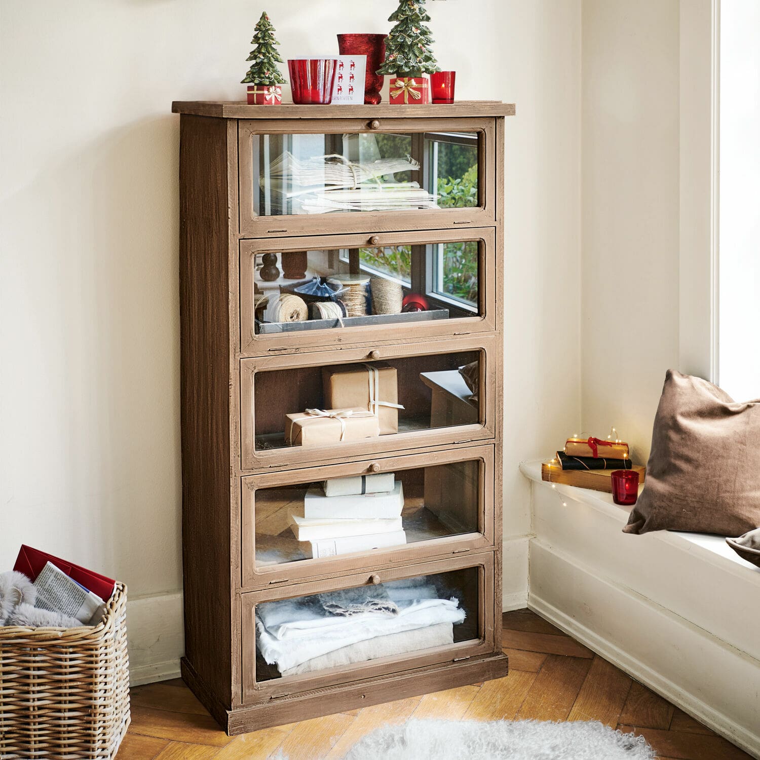 Kastje Houghton Bruine houten kast met vijf glazen laden, kerstdecoraties en boeken erin