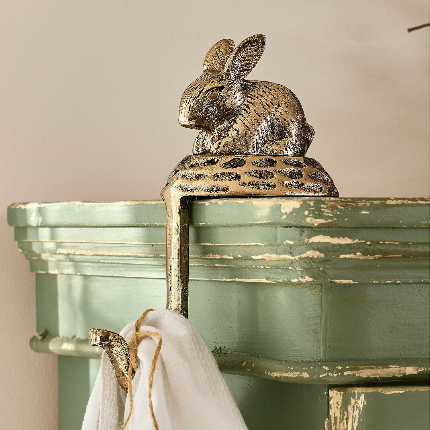 Crochet Luneford Patère en laiton doré avec décoration lapin sur étagère verte vieillie, porte-serviettes rustique