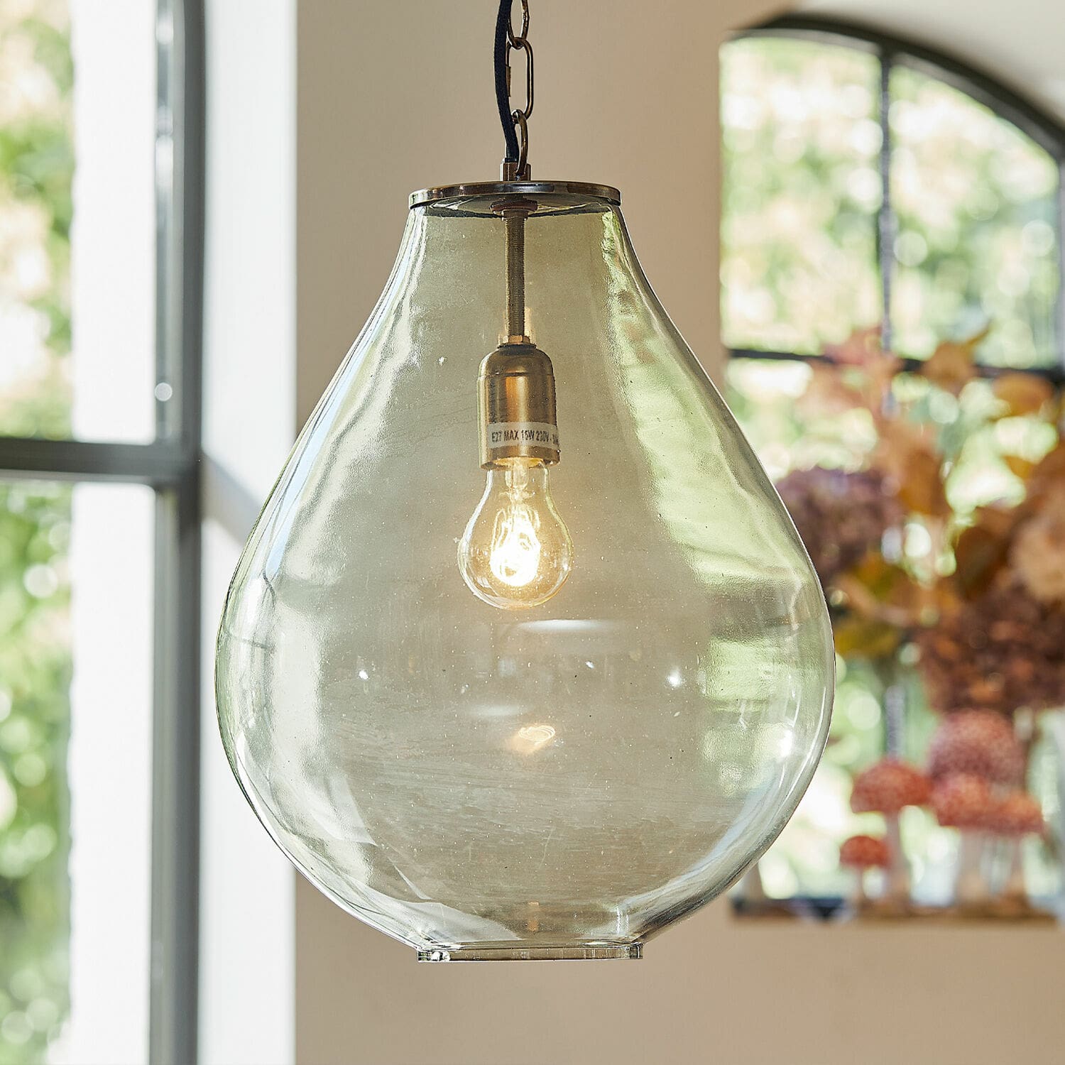 Hanglamp Deloire Glazen hanglamp in druppelvorm met metalen houder, moderne verlichting voor woonkamer