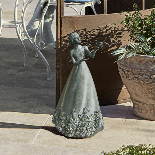 Figurine décorative grise d'une femme en robe avec motif floral au bas, décoration de jardin