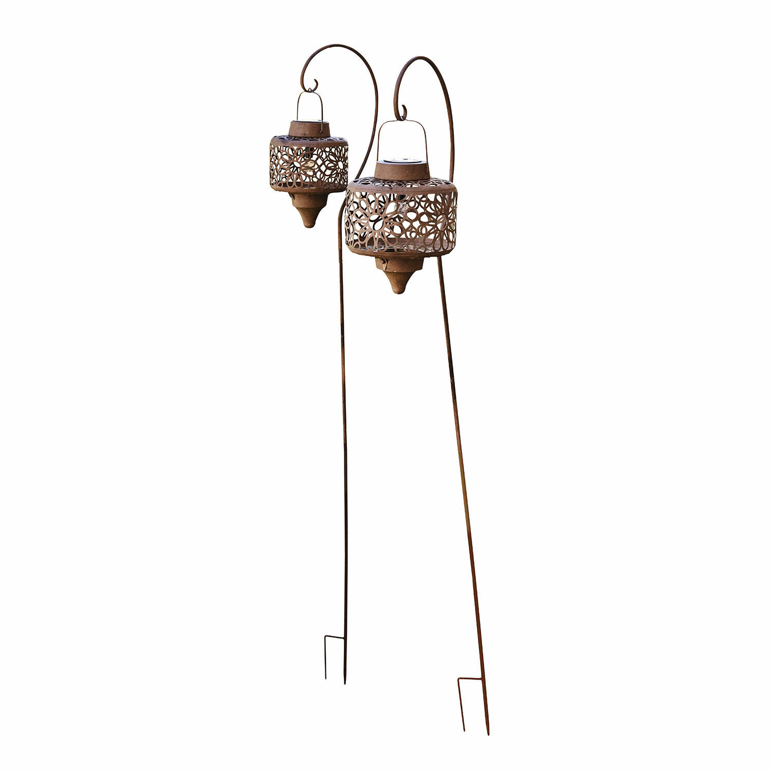 Lot de 2 lanternes solaires Robelline Ensemble de deux lanternes de jardin en métal rouillé avec motif ajouré décoratif et supports.
