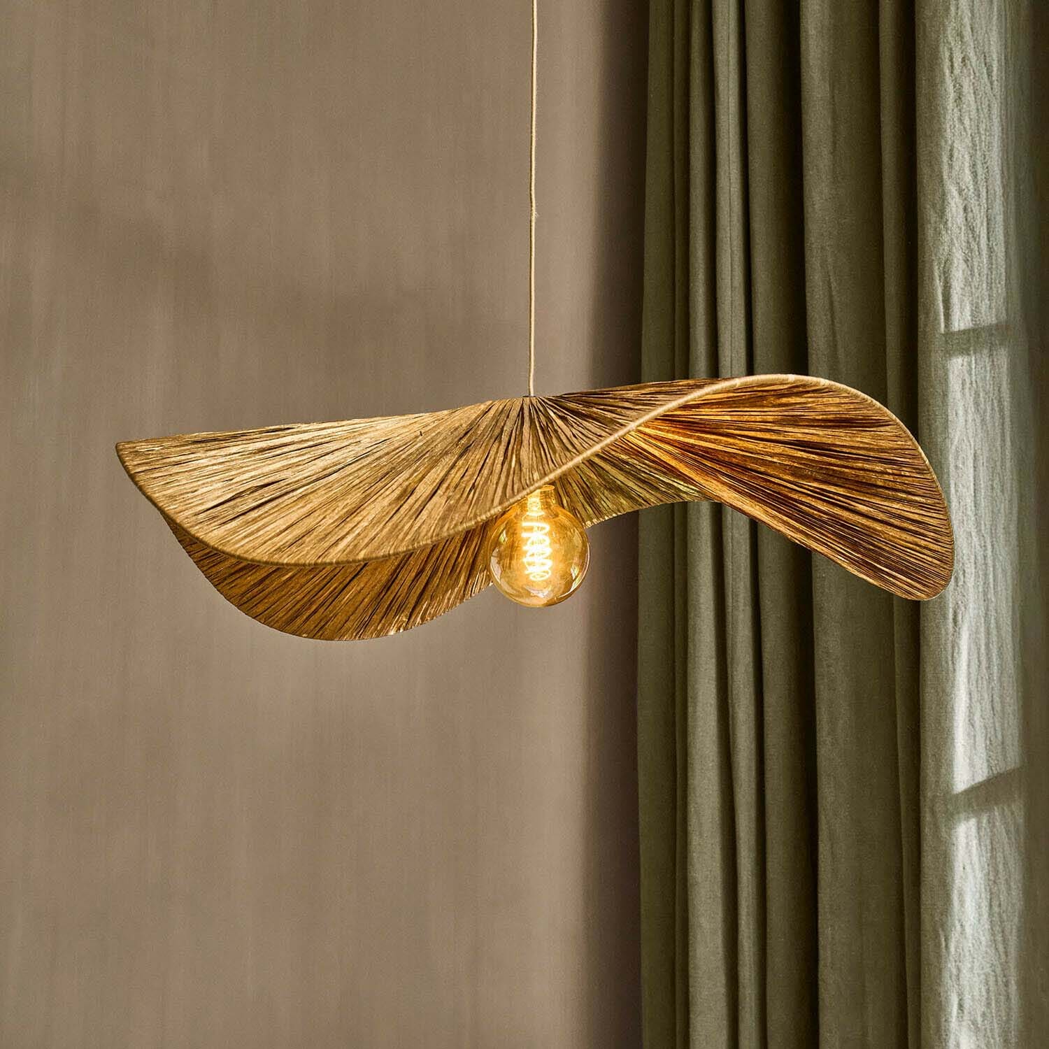 Hanglamp in bladvorm van natuurlijk materiaal, goudkleurig, decoratieve plafondlamp voor interieur