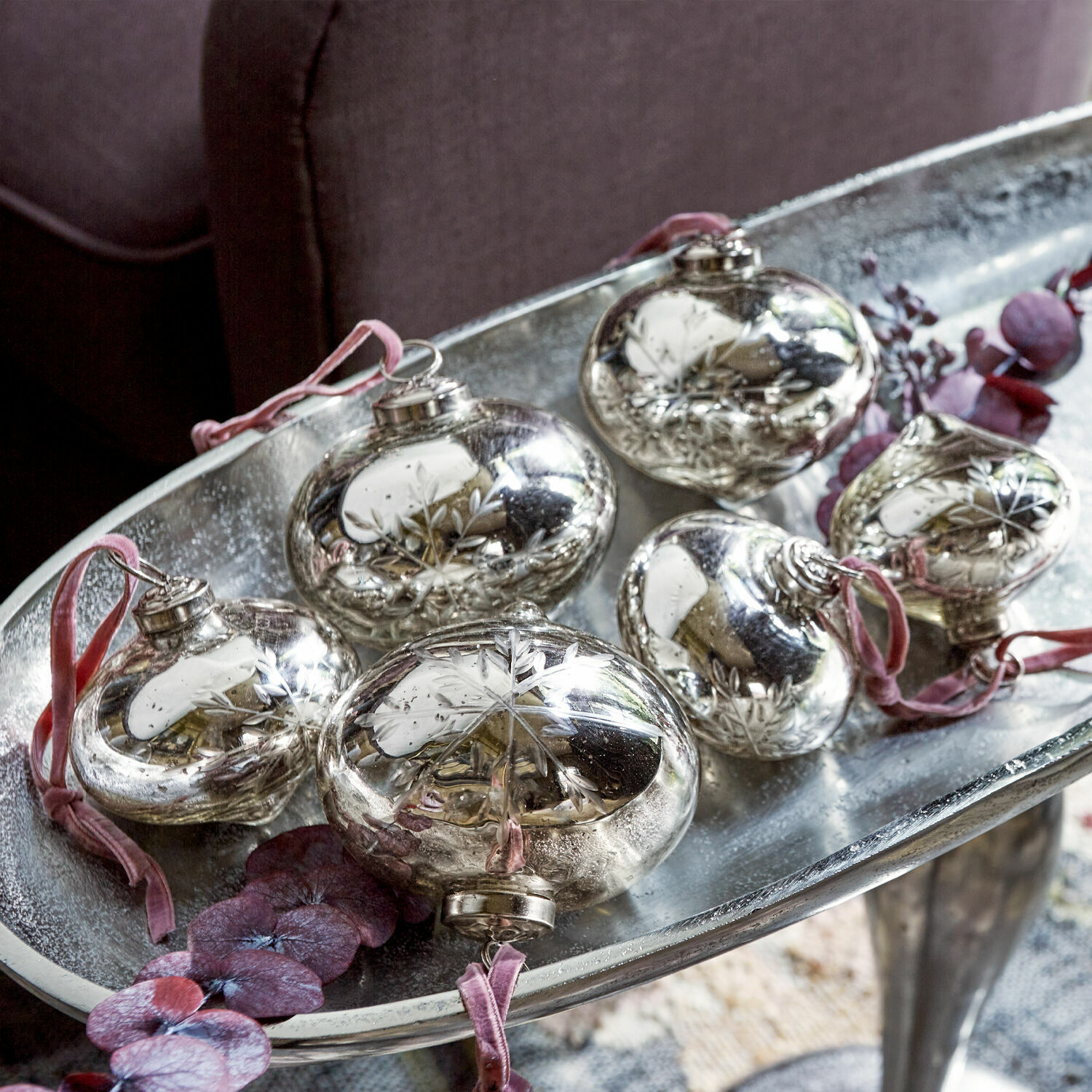 Lot de 6 boules de Noël Isaulie Décorations de Noël argentées avec motif flocon de neige sur rubans roses posées sur un plateau en métal