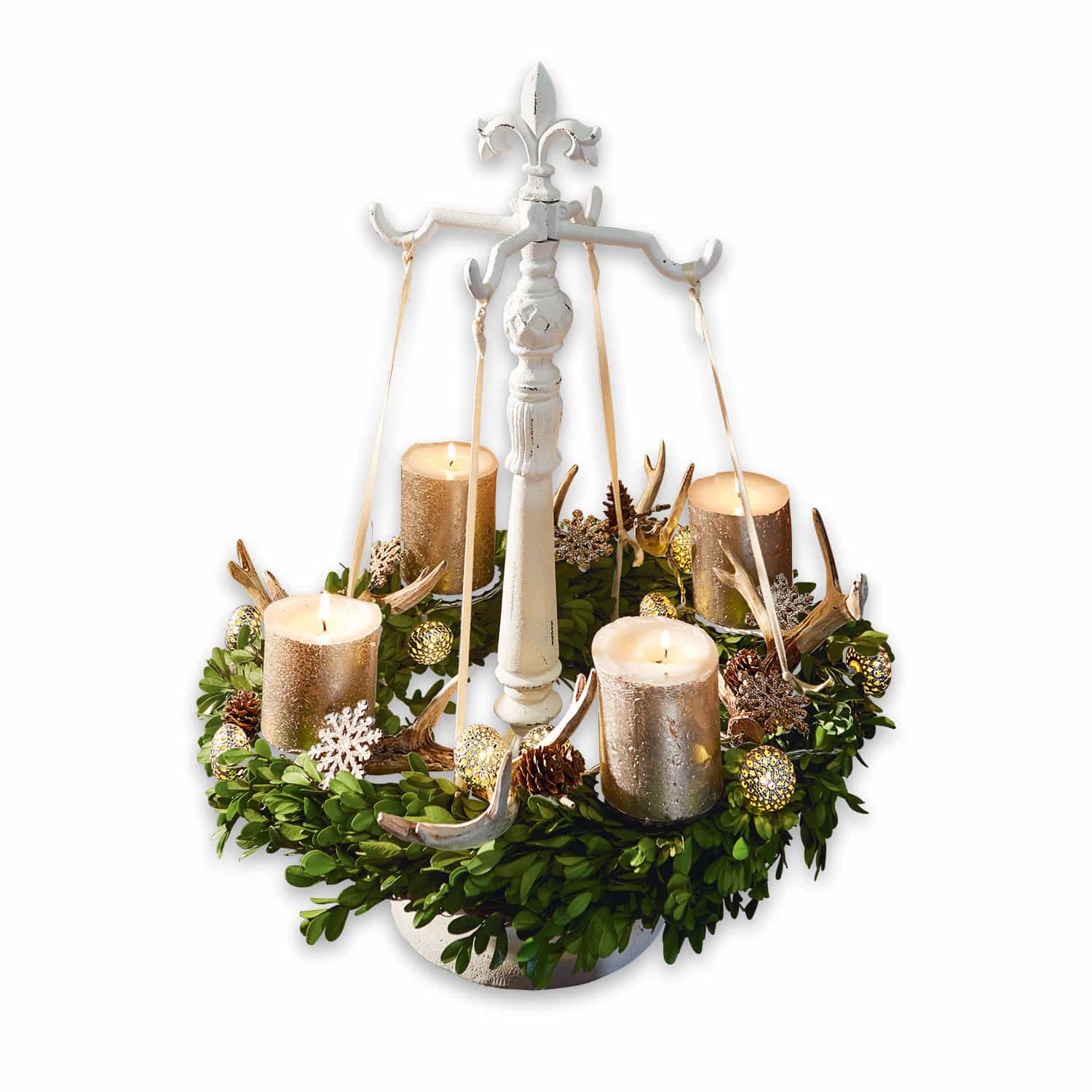 Kranshouder Antwan Decoratieve adventskrans met groene bladeren, gouden kaarsen en witte metalen standaard