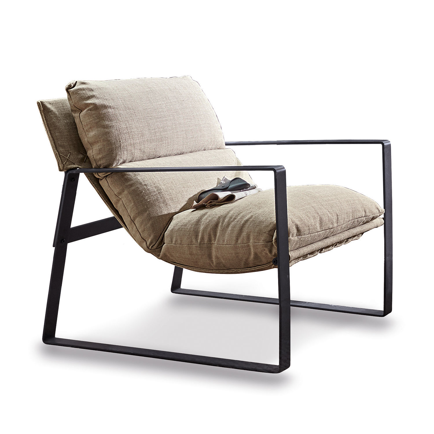 Fauteuil Seuvard Moderne stoel met beige stof en zwart metalen frame voor woonkamercomfort