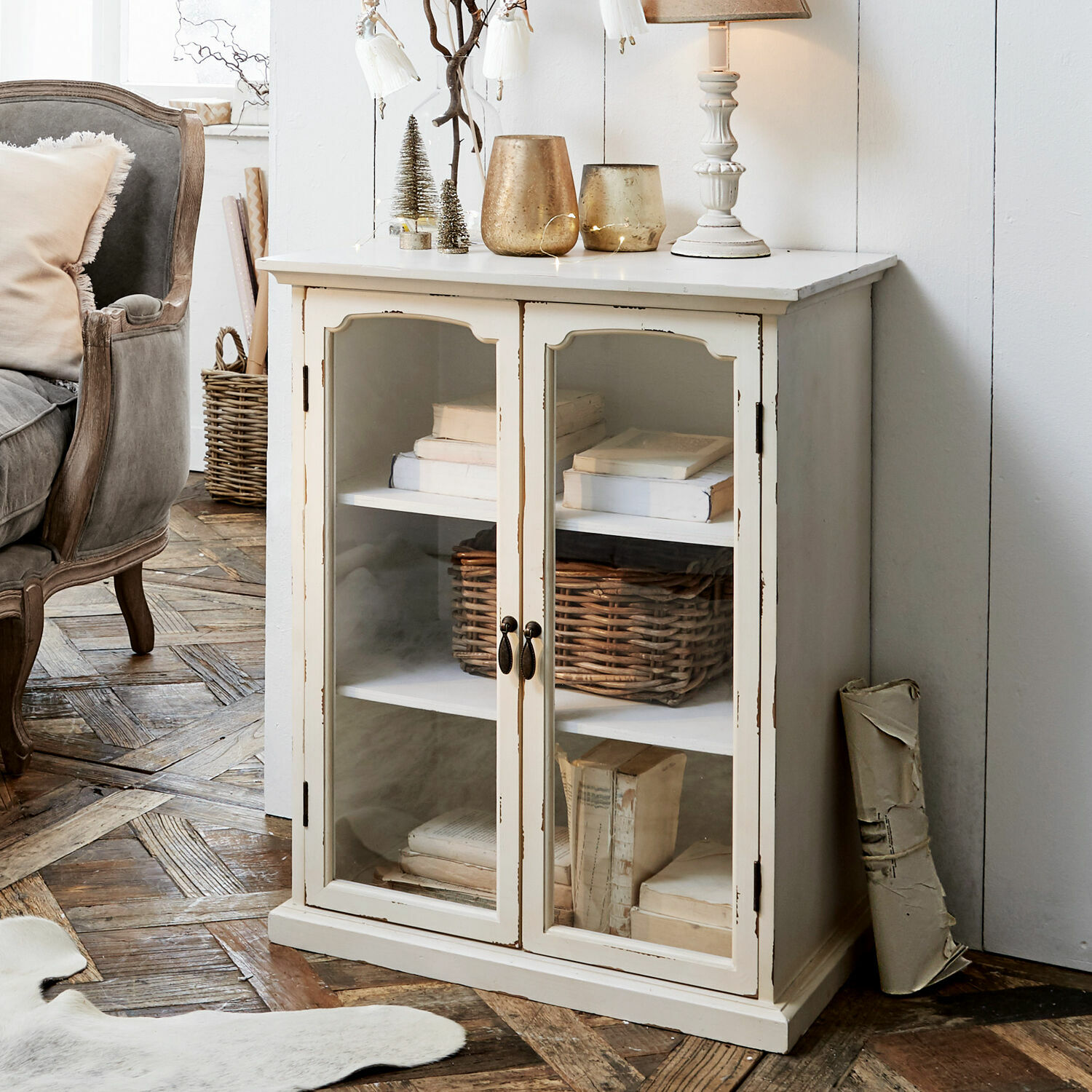 Commode Greve Buffet blanc en bois avec portes vitrées et étagères remplies de livres, style vintage