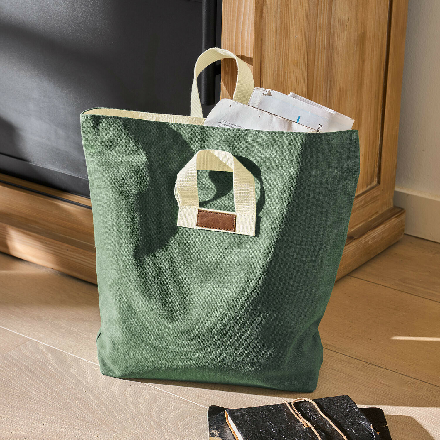 Tas Ornbrook Groene katoenen tas met crèmekleurige handvatten en bruin label, ideaal voor boodschappen of opslag