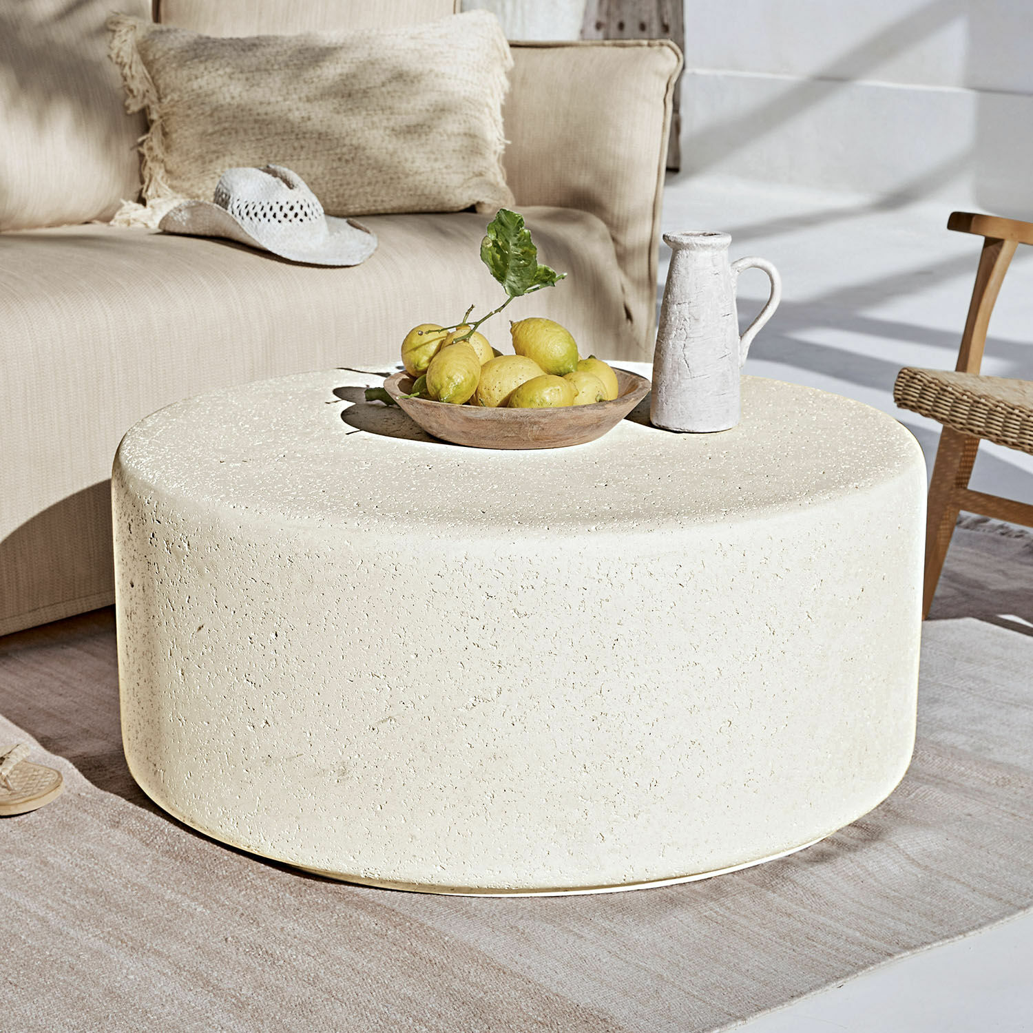 Table basse Jimbour Table basse ronde en pierre claire texturée, meuble moderne pour salon lumineux