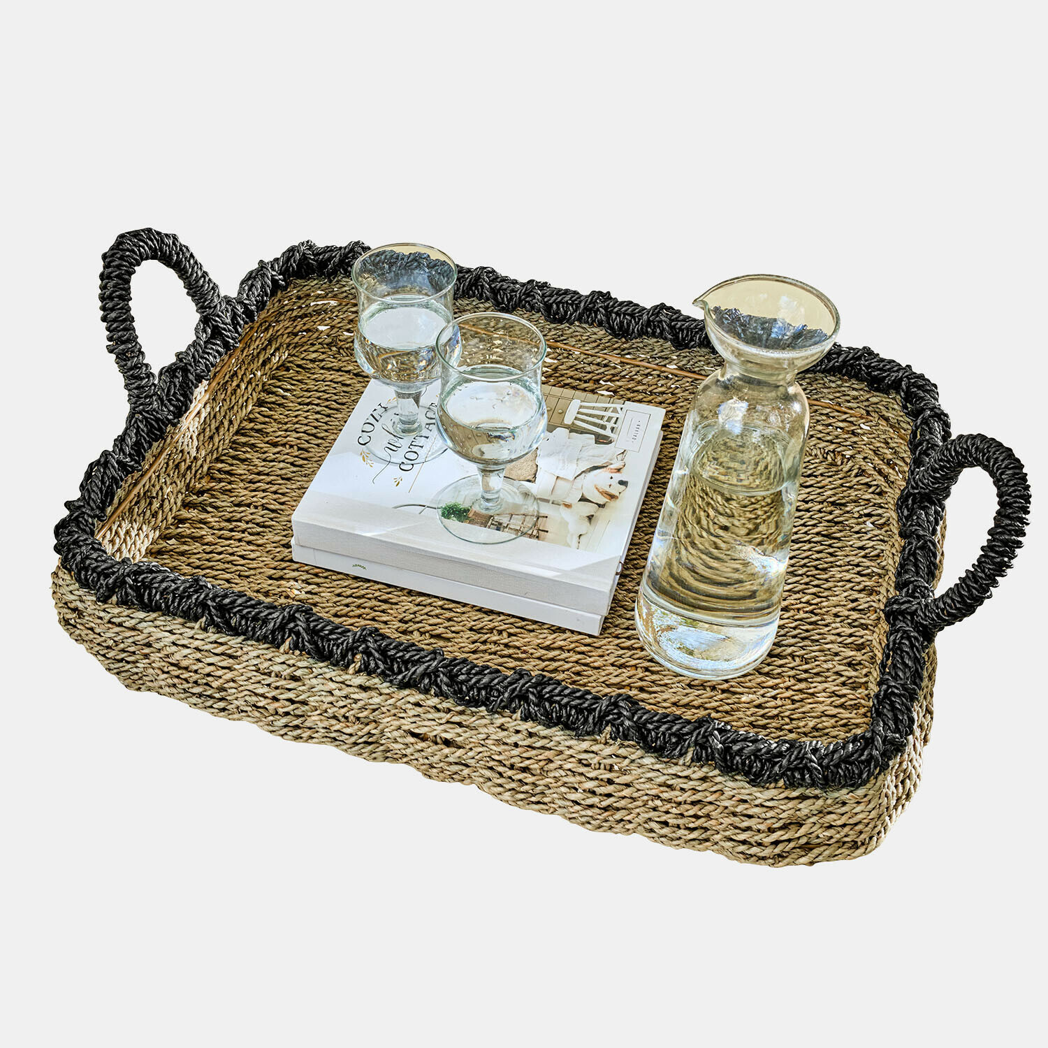 Dienblad Tarevo Rechthoekige dienblad van natuurlijk gevlochten materiaal met zwarte rand, karaf en twee glazen water