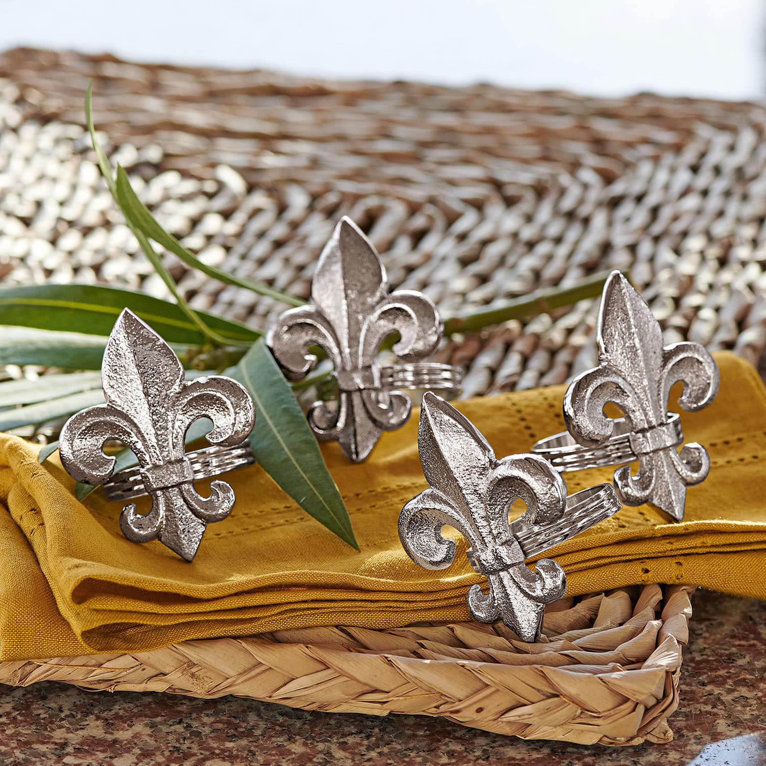 Lot de 4 ronds de serviettes Fleur De Lis Ronds de serviette en métal argenté avec motif fleur de lys sur tissu jaune et plateau en osier