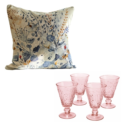 Coussin décoratif avec motif floral bleu et marron et ensemble de quatre verres roses pour boissons