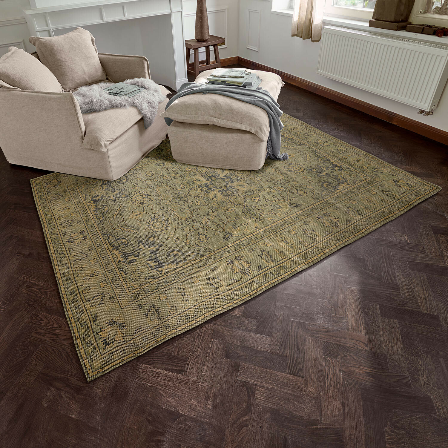 Vloerkleed Marouan Beige oosterse vloerkleed op donkere houten vloer in woonkamer met beige fauteuil