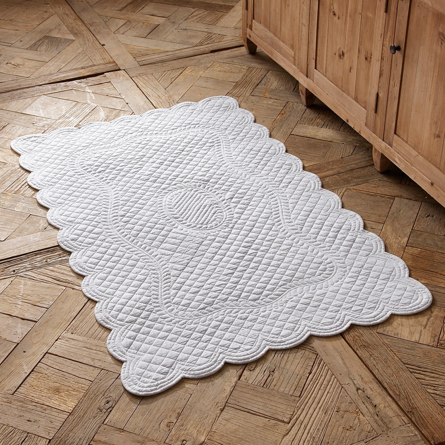 Tapis de bain Meggie Tapis matelassé blanc en coton avec motif décoratif, parfait pour décorer le sol intérieur.