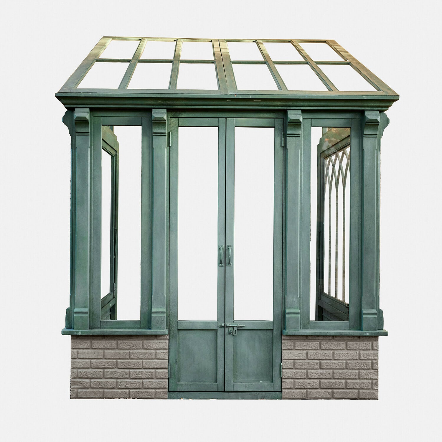 Serre verte en métal avec base en brique, idéale pour jardin et culture de plantes en extérieur