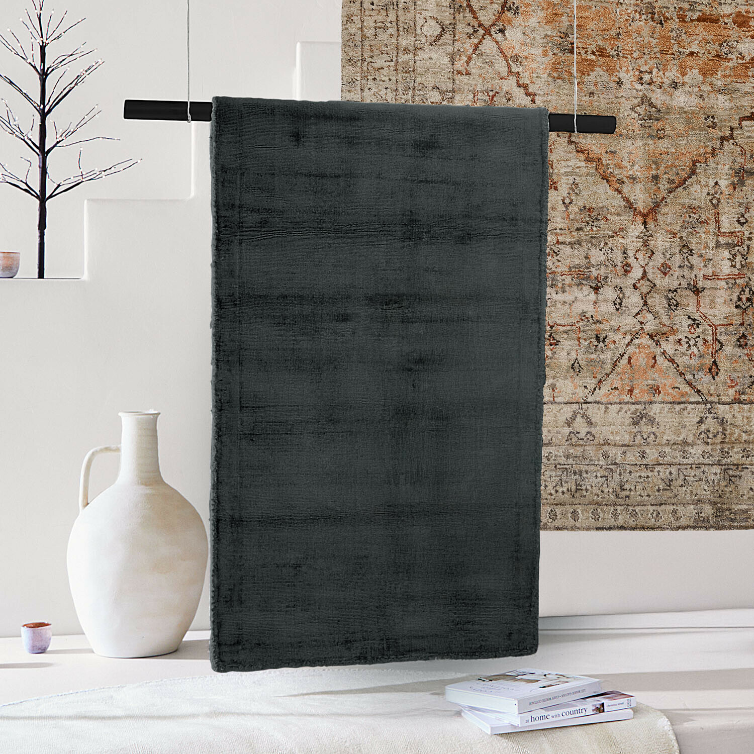 Loper Mariselle Donkergrijs vloerkleed van zacht materiaal in modern interieur met decoratief kleed en vaas