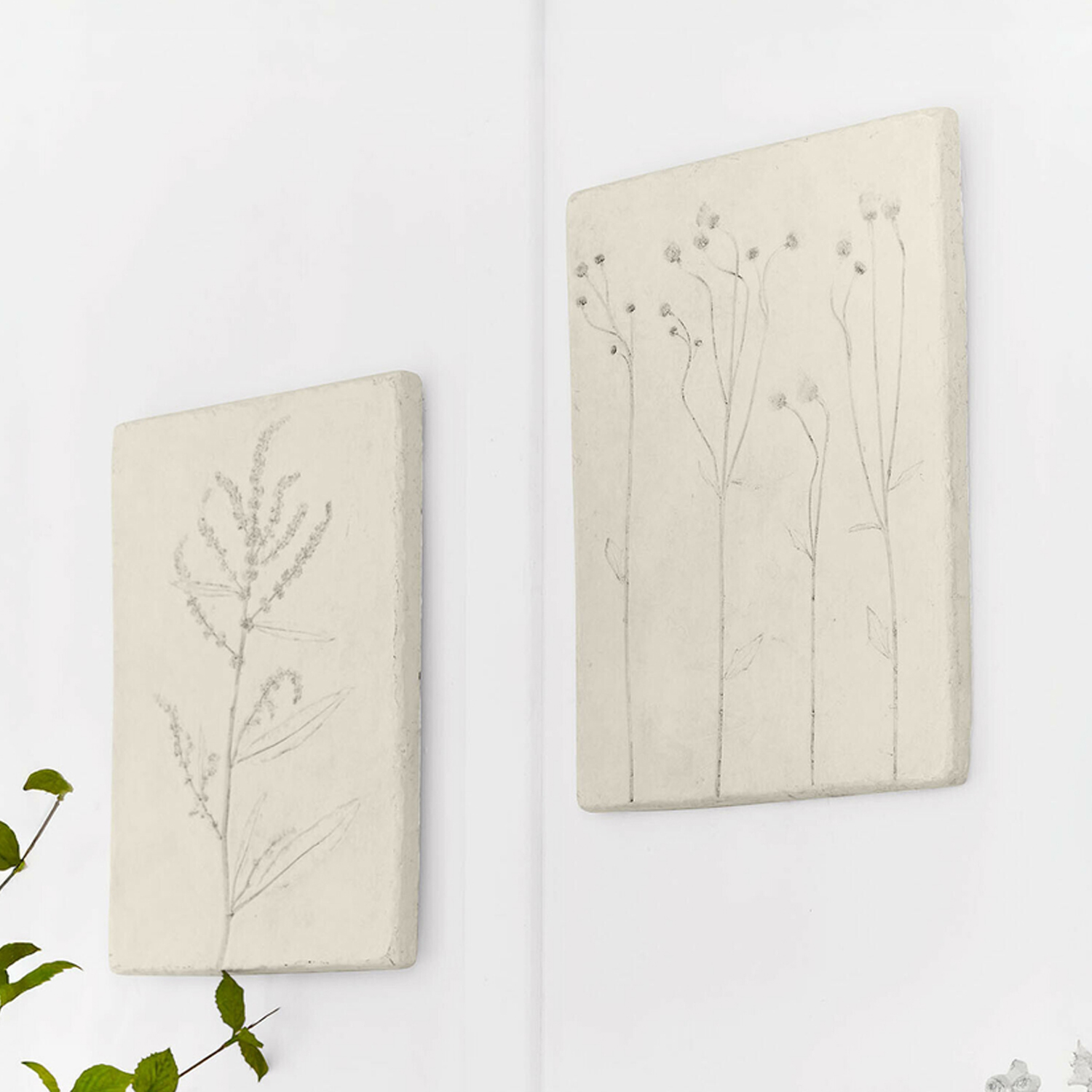 Deux panneaux muraux beiges avec motifs végétaux en relief, décor naturel pour intérieur moderne.