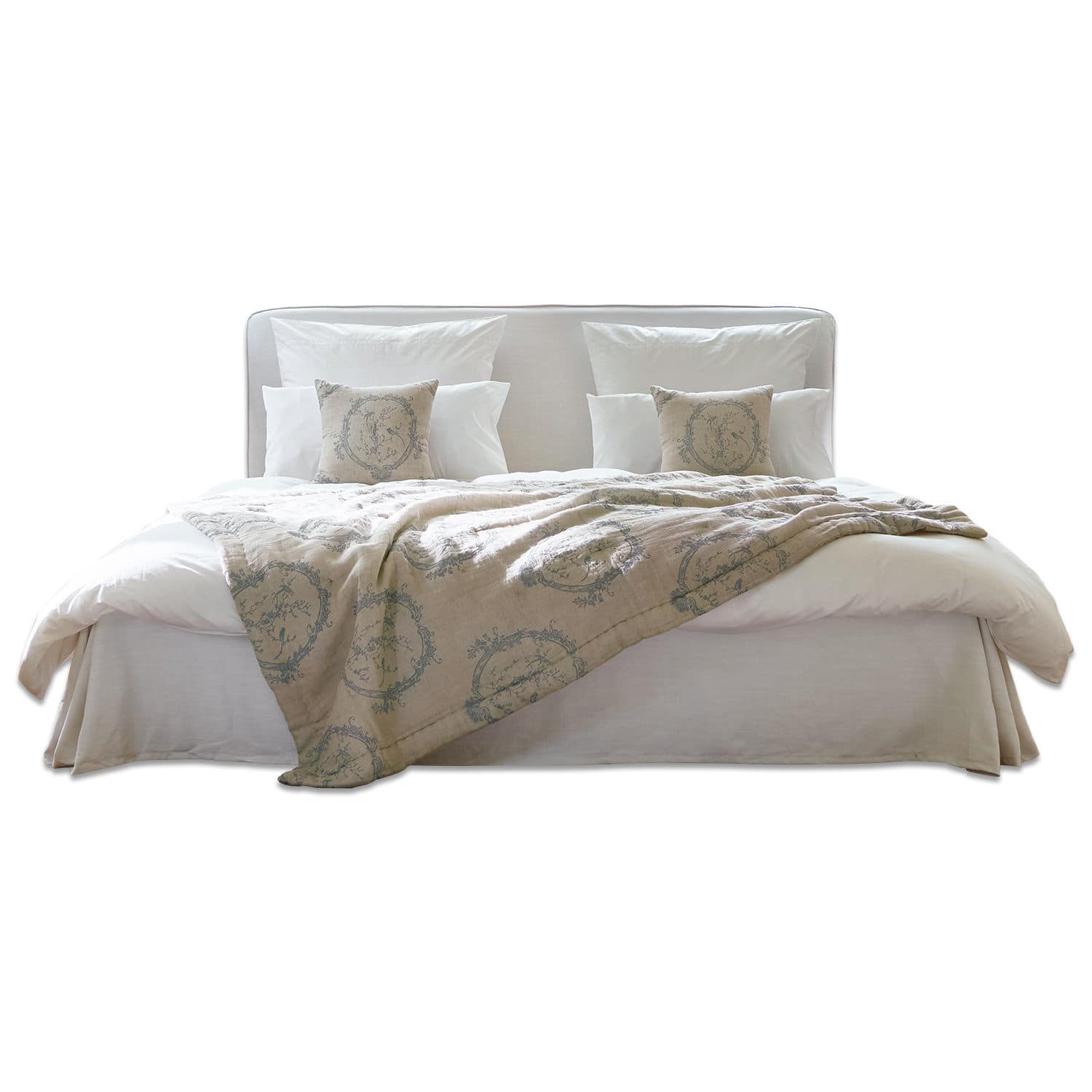 Bed Aubrianne Bed met lichtgrijs gestoffeerd hoofdeinde en beige deken met patroon, wit beddengoed