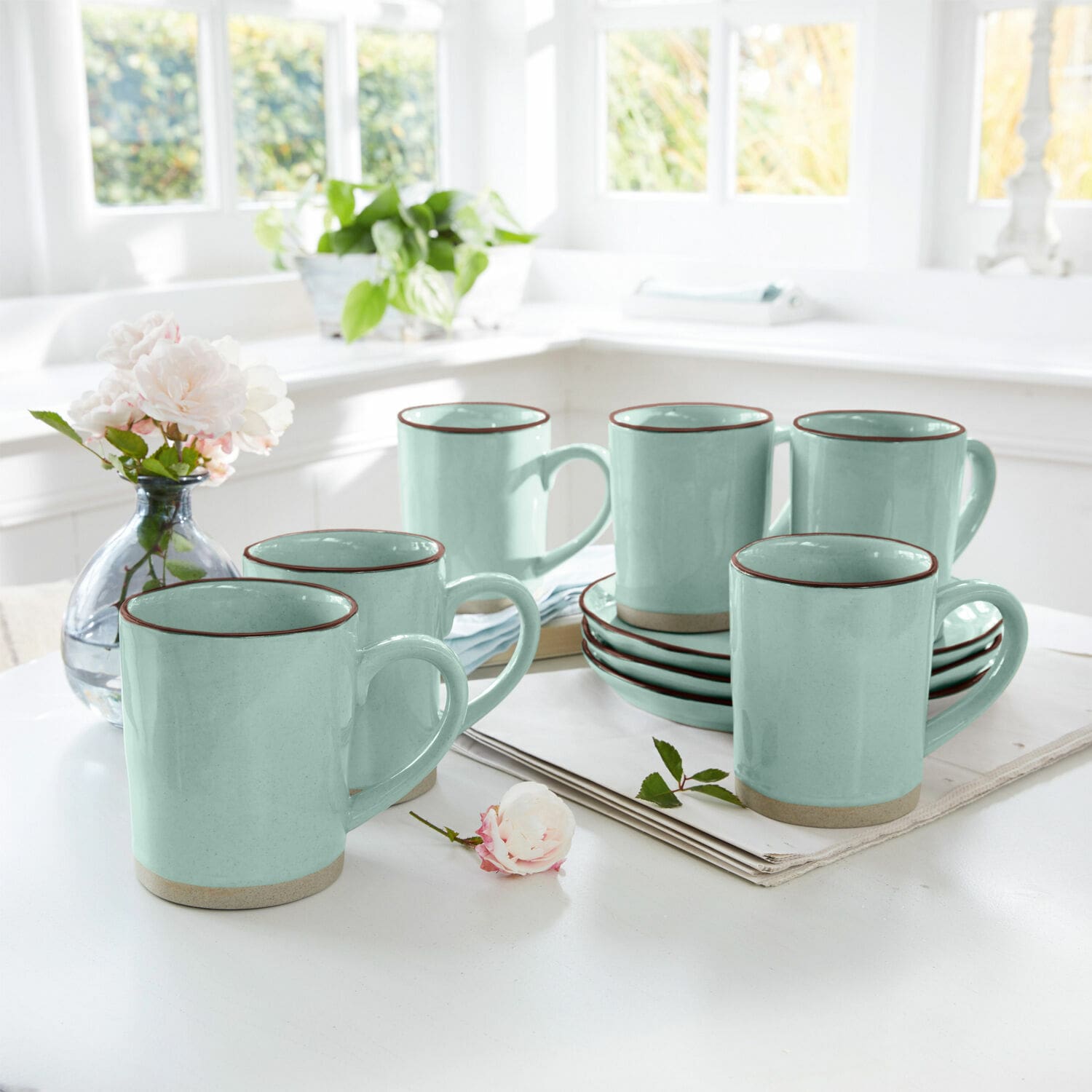 Mok set van 6 Biarré Set van zes mintgroene keramische mokken met bruine rand op lichte tafel