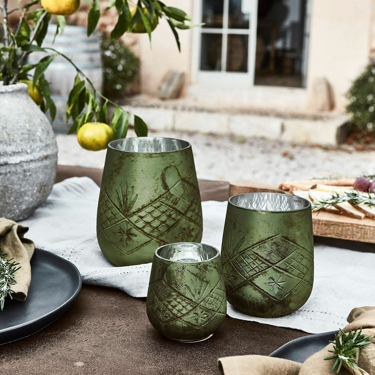 Ensemble de trois photophores verts en verre avec motif, décoration de table rustique