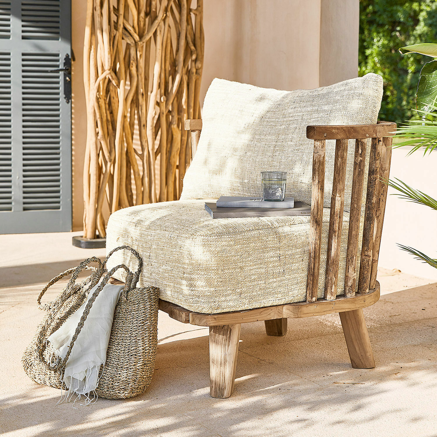 Fauteuil Bellville Fauteuil avec tissu beige clair et structure en bois, parfait pour un coin détente extérieur