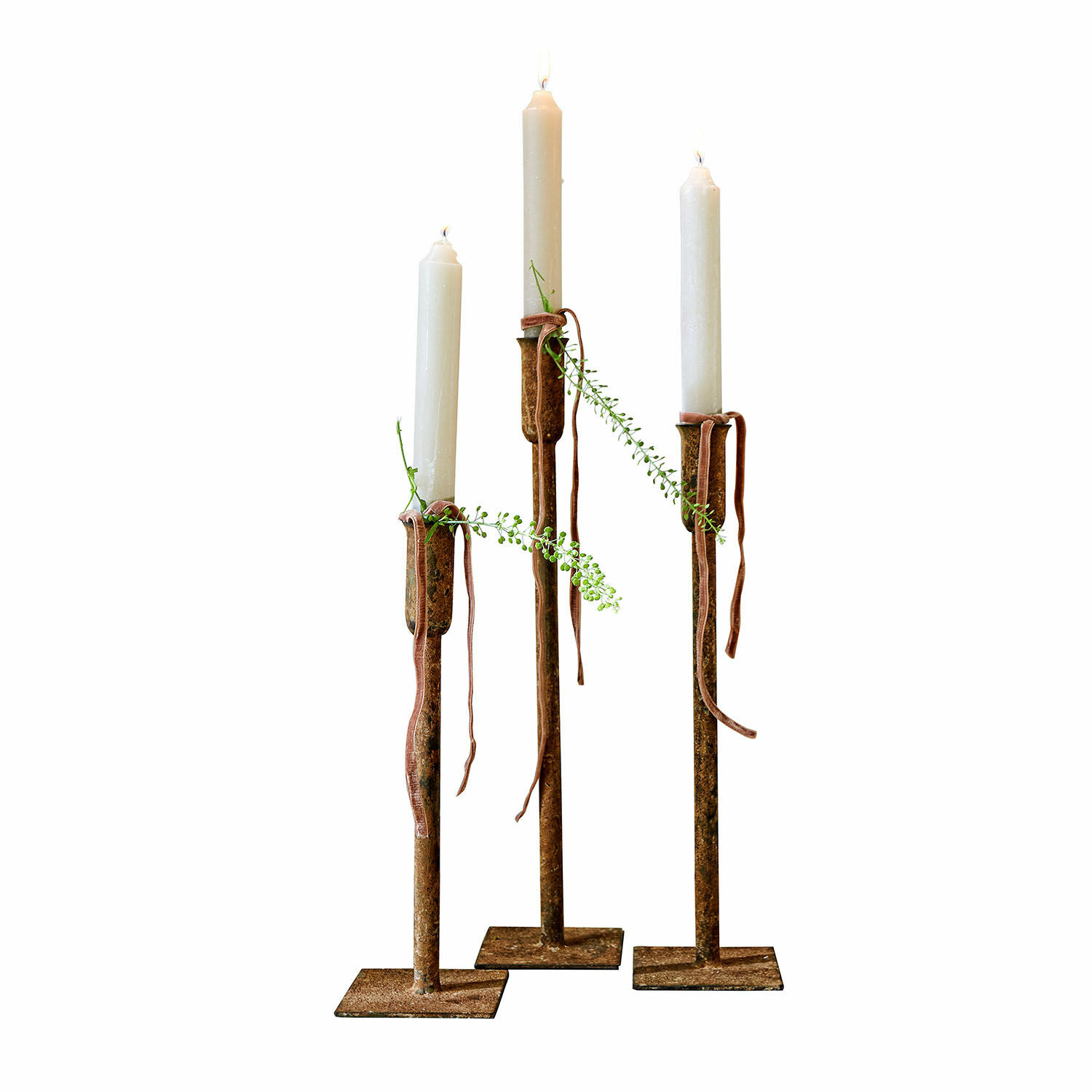 Kaarsenhouder set van 3 Viverto Set van drie metalen kandelaren met roestkleur, witte kaarsen en groene takjes als decoratie