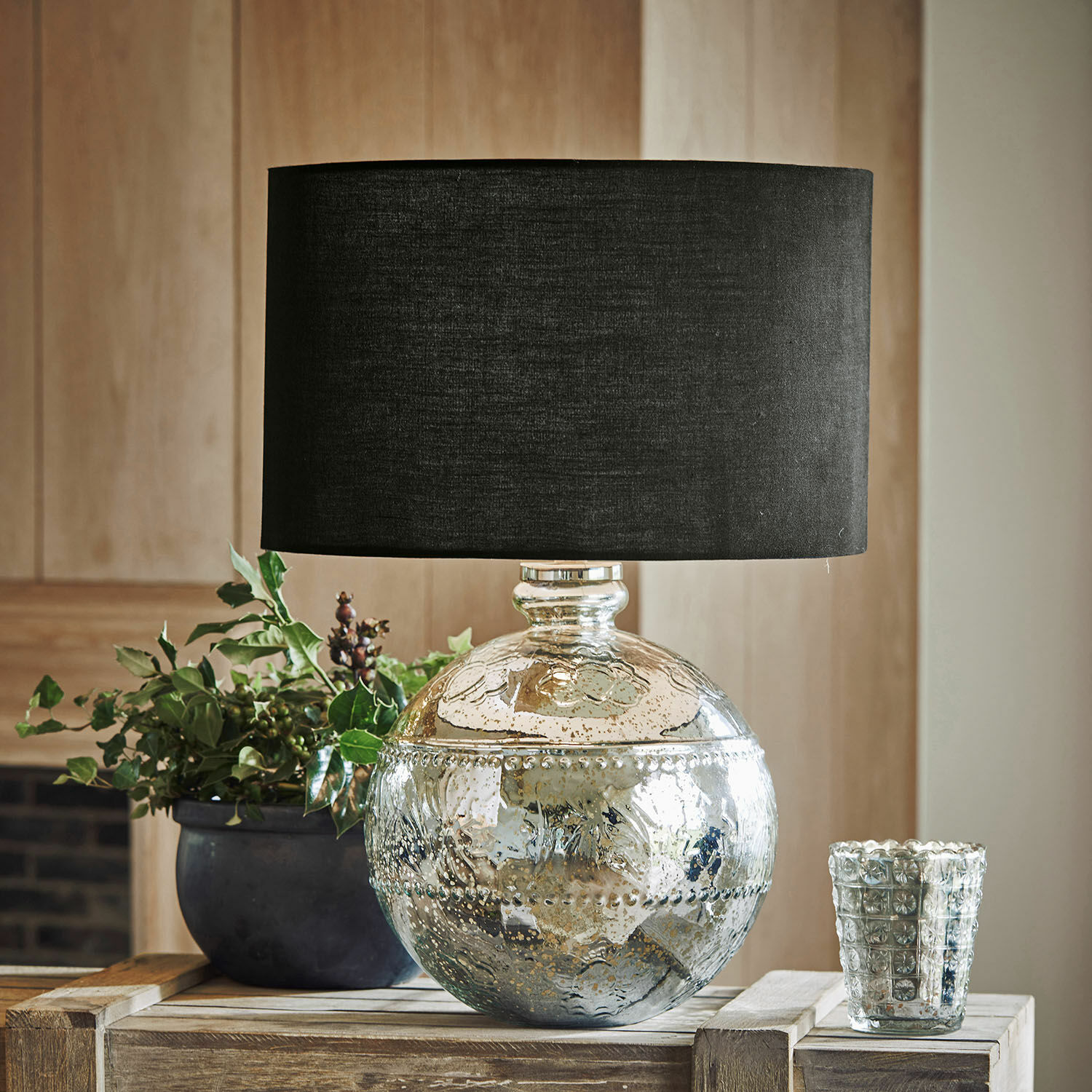 Lampe à poser Voyer Lampe de table décorative avec base en verre argenté et abat-jour noir sur table en bois